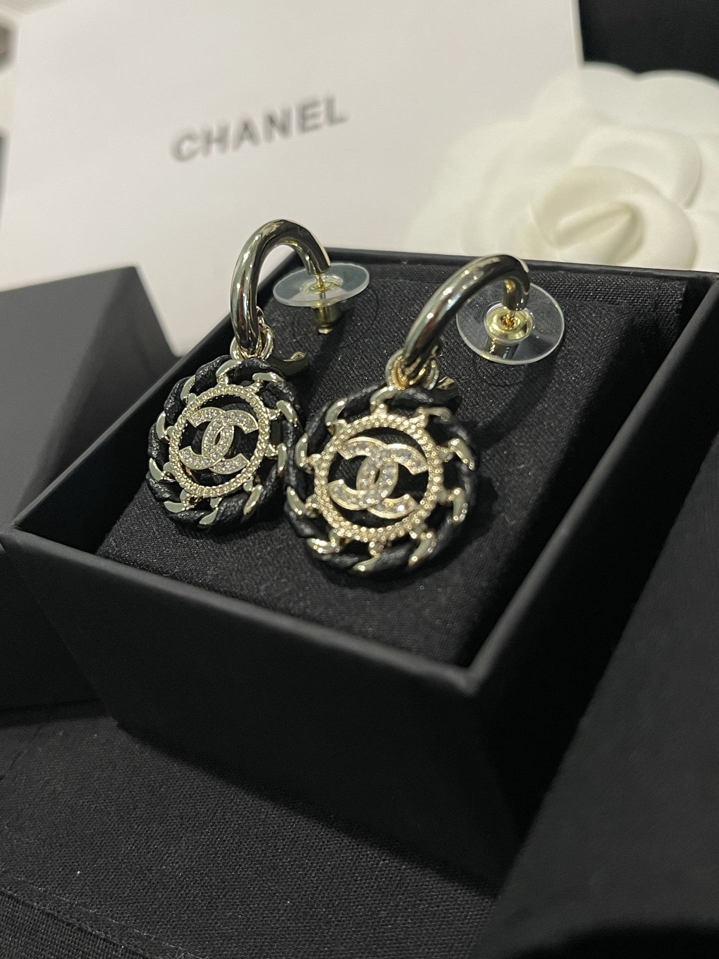 Chanel Chanel 黑色编织款穿皮圆耳钩耳环