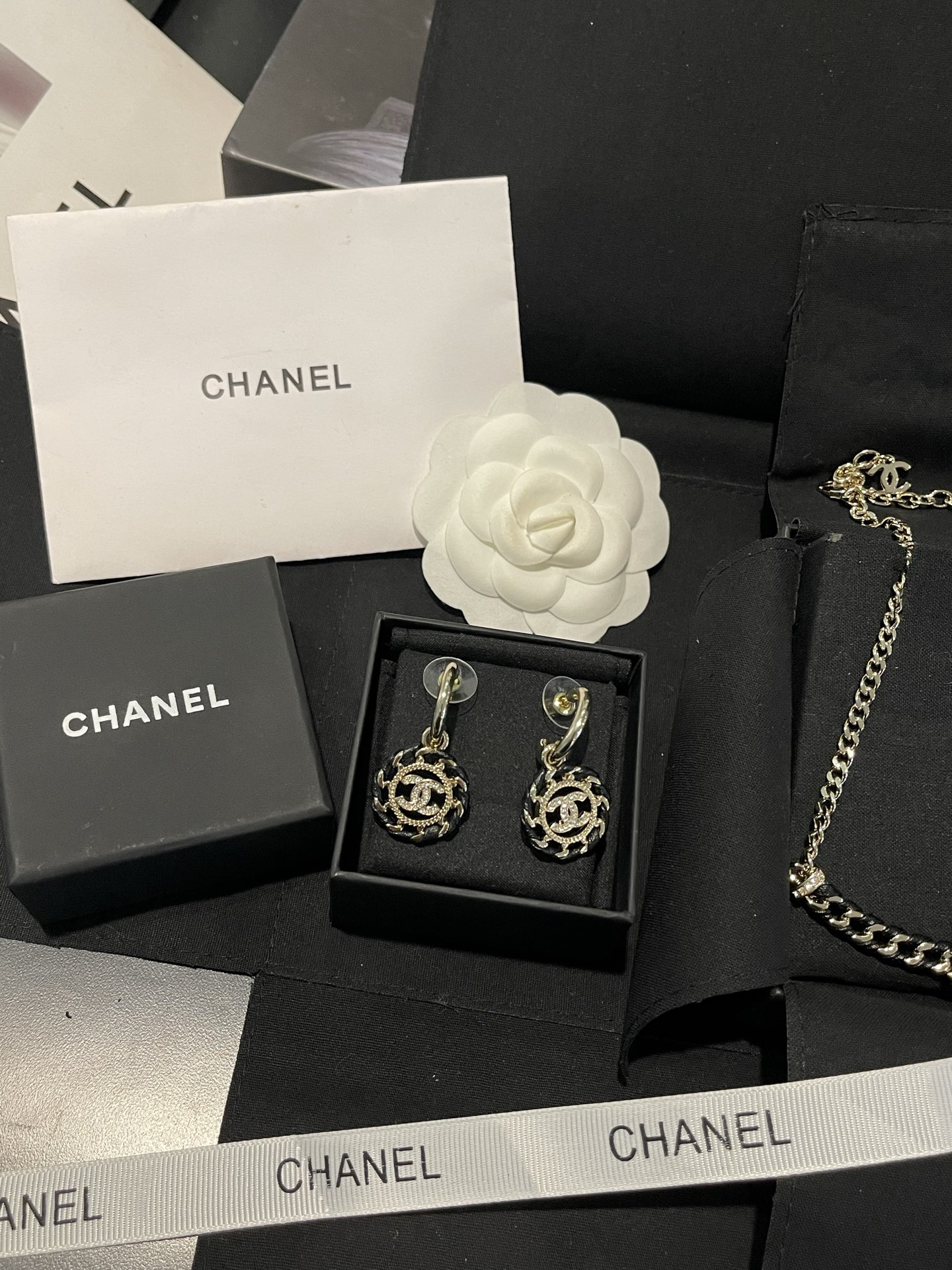 Chanel Chanel 黑色编织款穿皮圆耳钩耳环