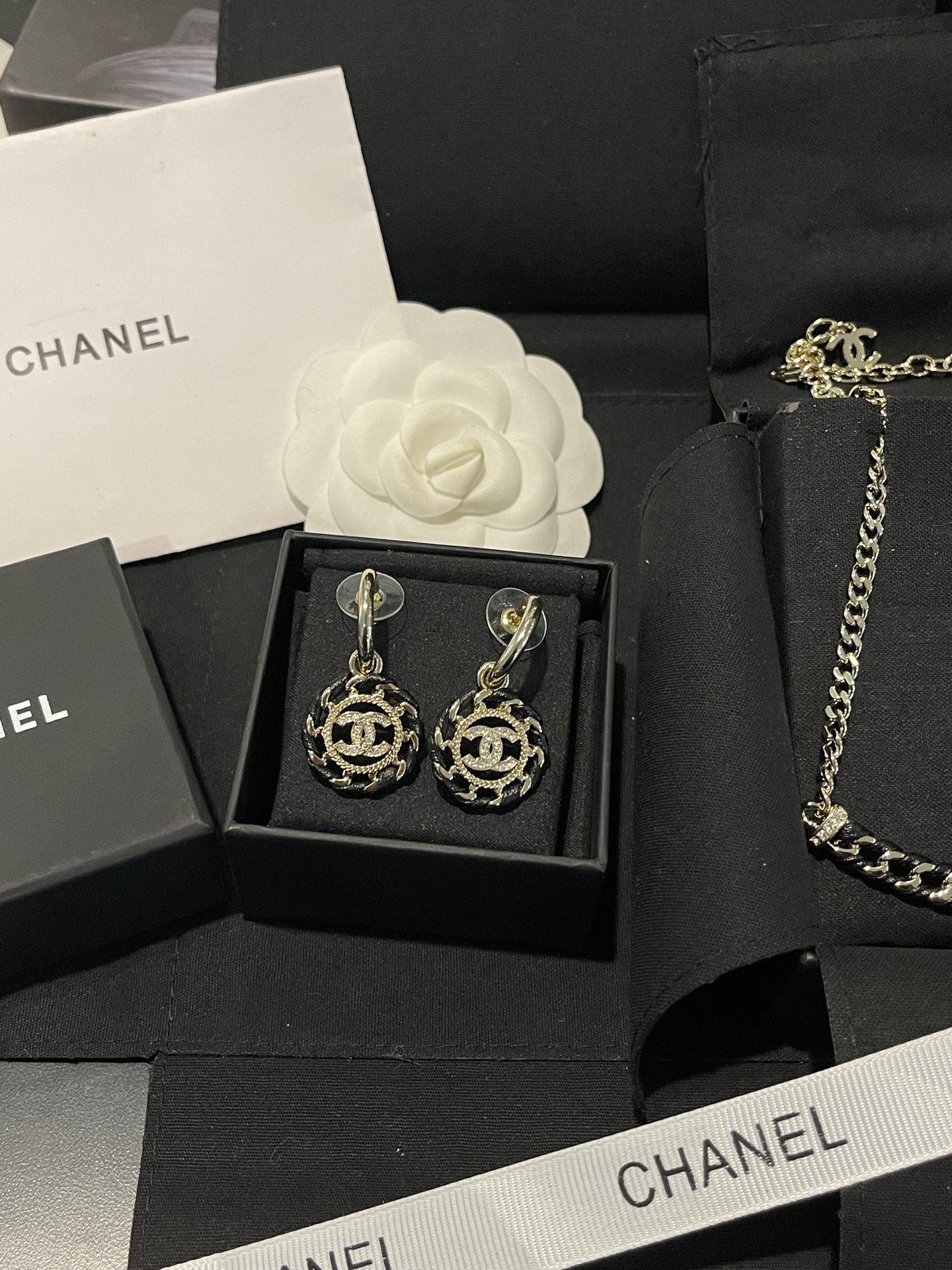 Chanel Chanel 黑色编织款穿皮圆耳钩耳环