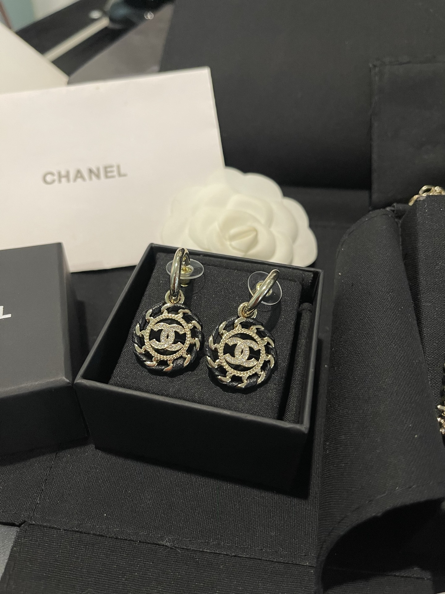Chanel Chanel 黑色编织款穿皮圆耳钩耳环