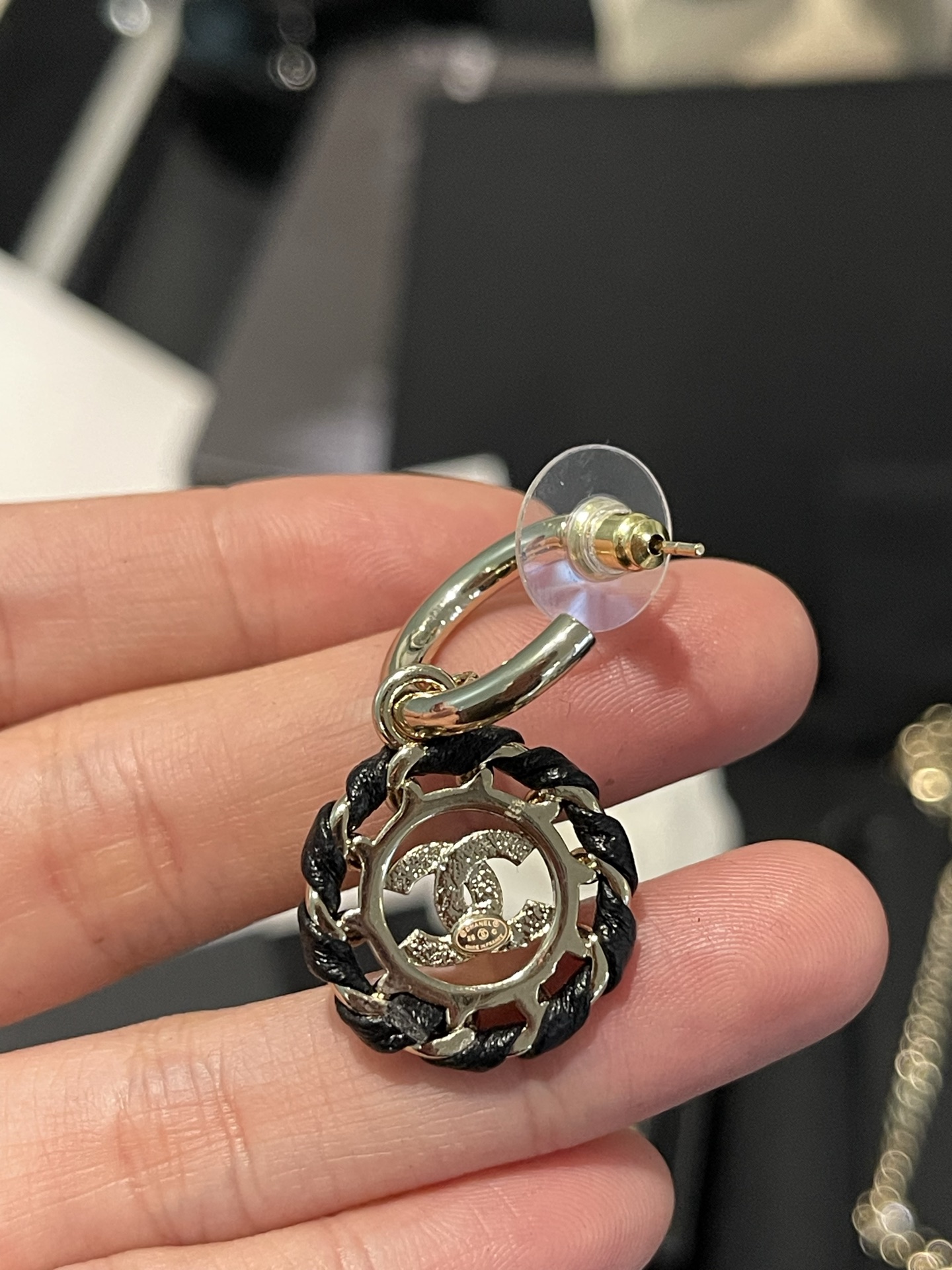 Chanel Chanel 黑色编织款穿皮圆耳钩耳环