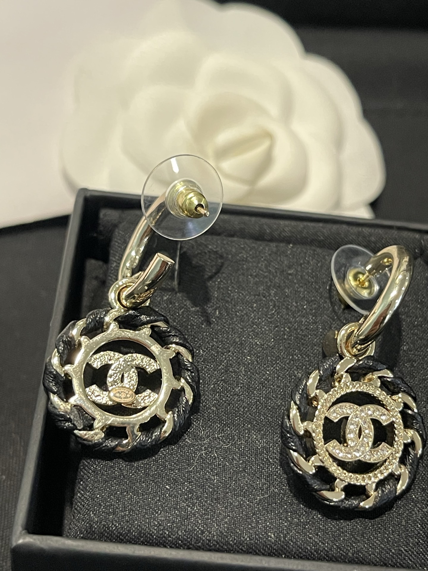 Chanel Chanel 黑色编织款穿皮圆耳钩耳环