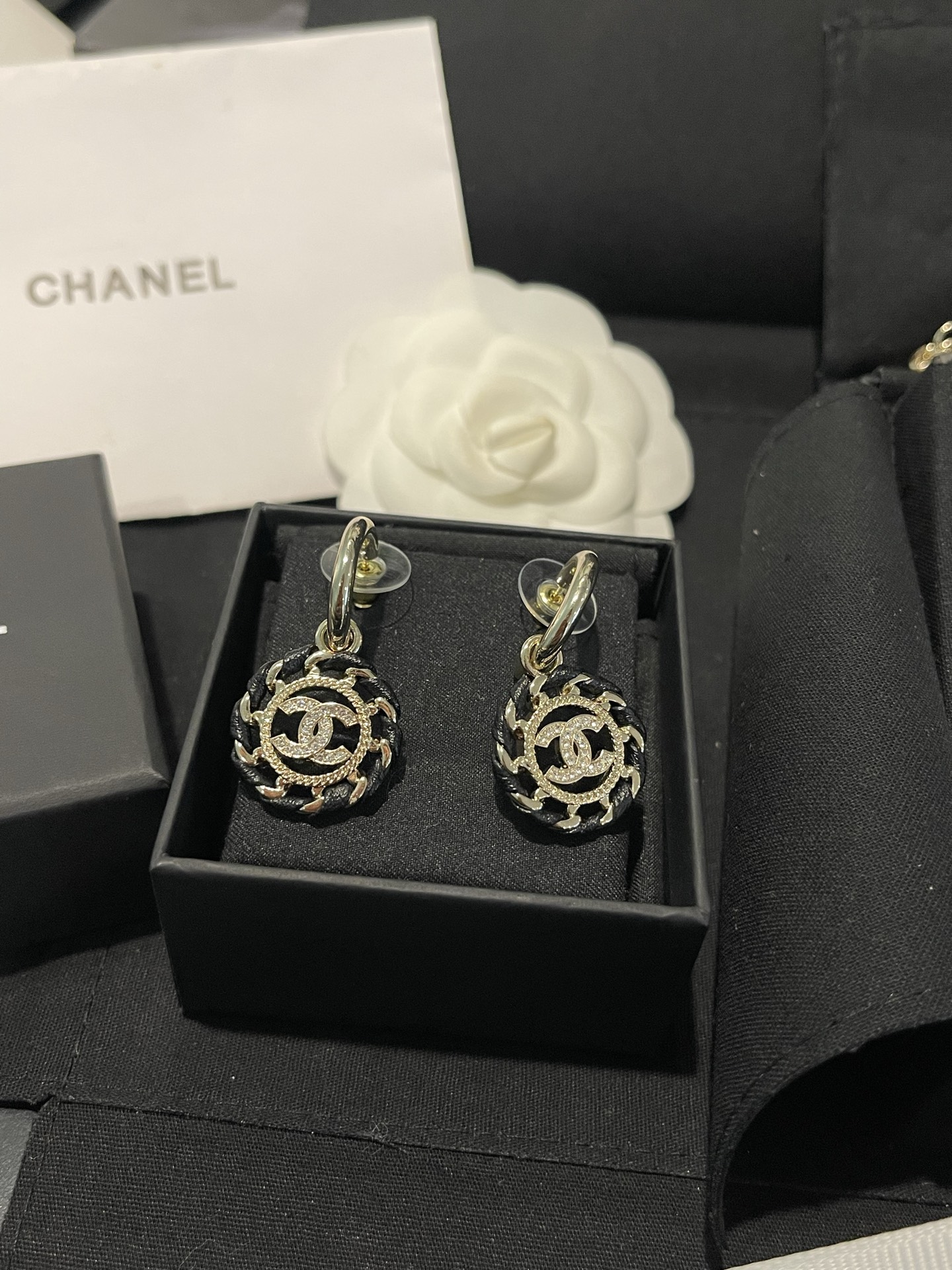 Chanel Chanel 黑色编织款穿皮圆耳钩耳环