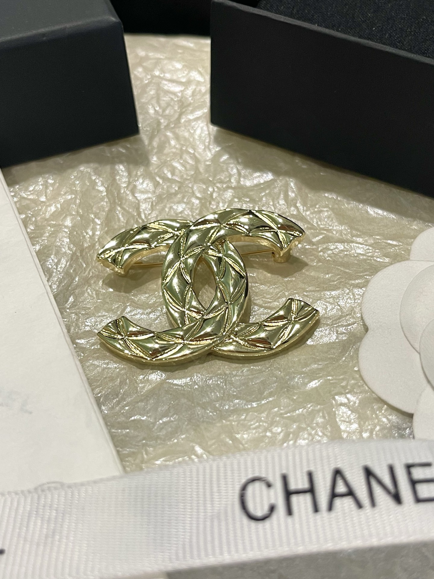Chanel Chanel 26P菱形◇光面 菱格纹浮雕胸针