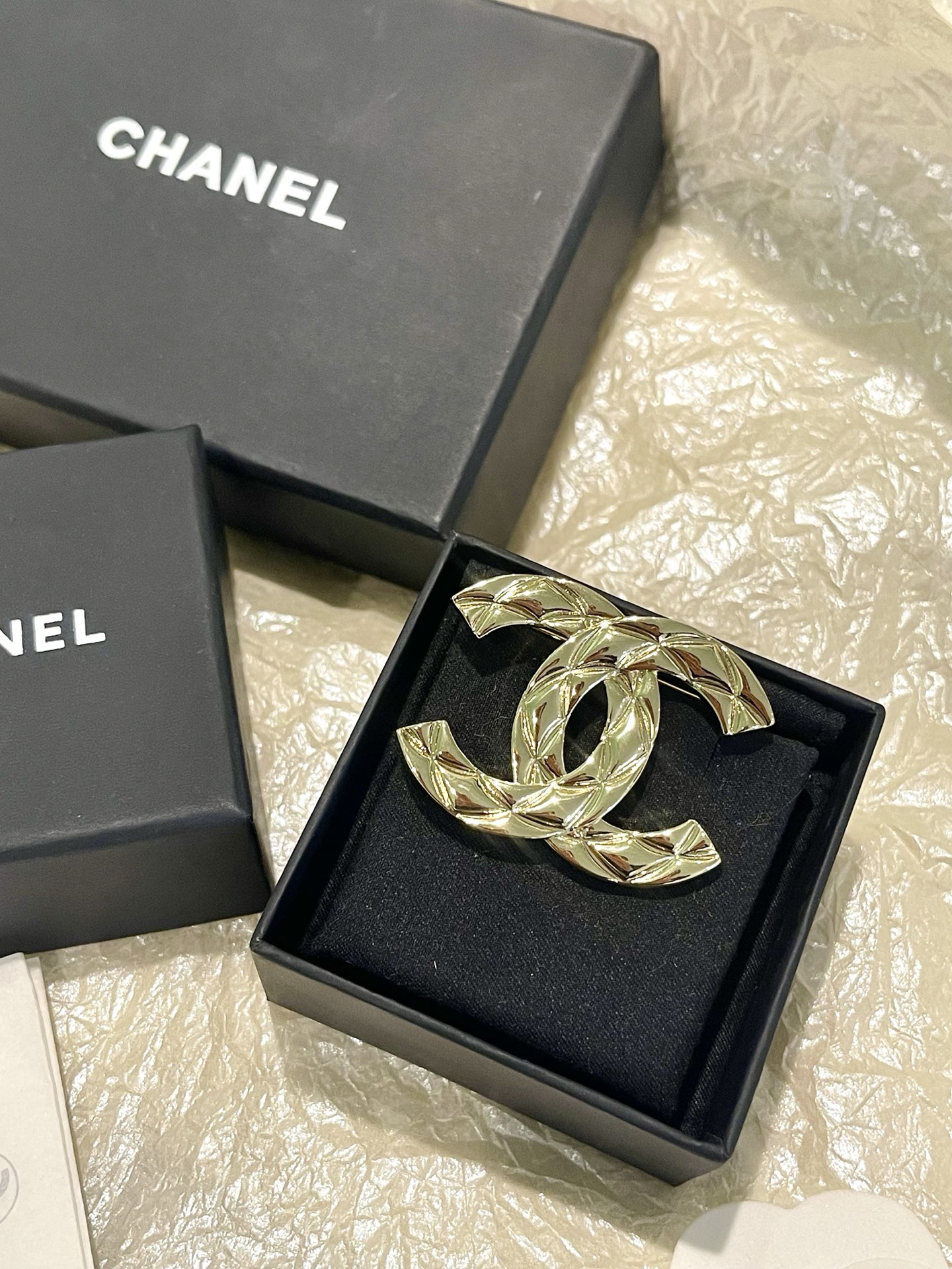 Chanel Chanel 26P菱形◇光面 菱格纹浮雕胸针