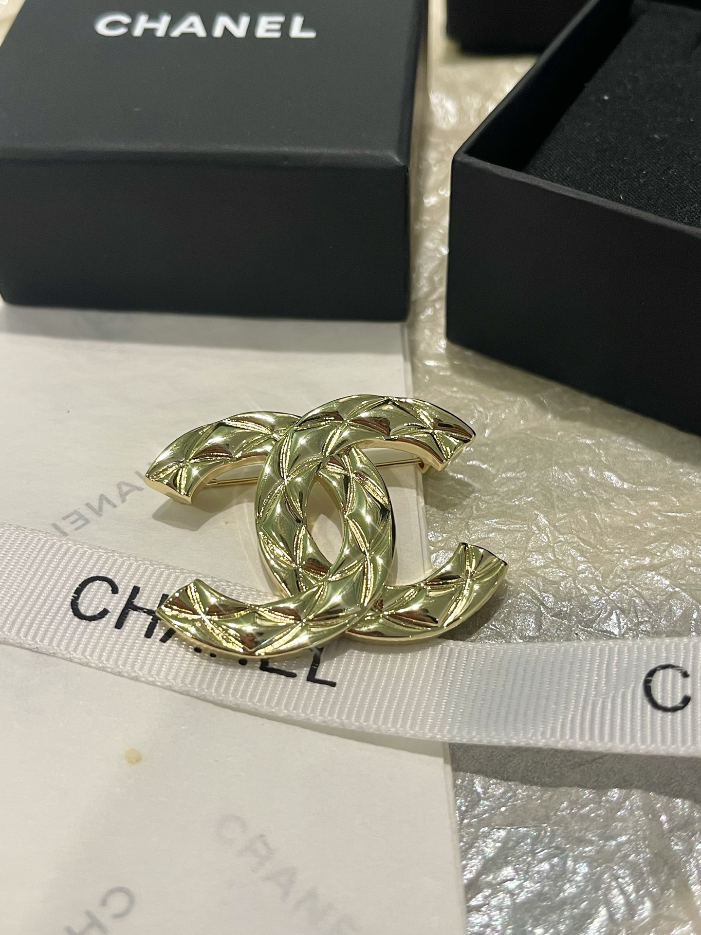 Chanel Chanel 26P菱形◇光面 菱格纹浮雕胸针