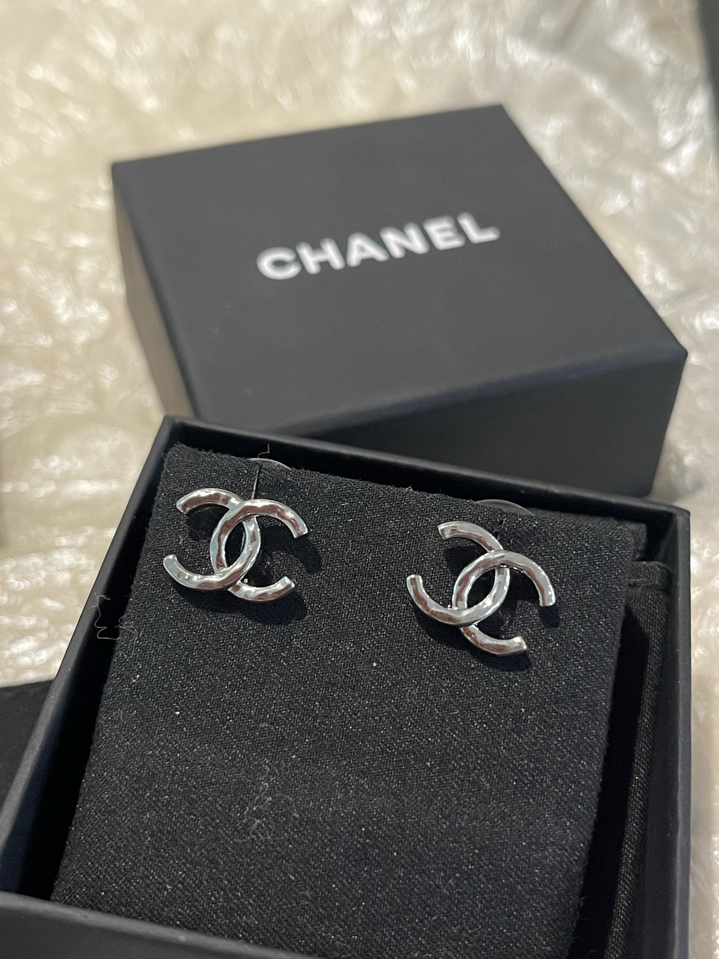 NO:754140,Xiaoxiang's new 26P double C silver corrugated model glossy small earrings, Chanel earrings, chanel19860909小香新款26P双C 银色波纹款 光面小耳钉,香奈儿耳钉,chanel,Jewelry