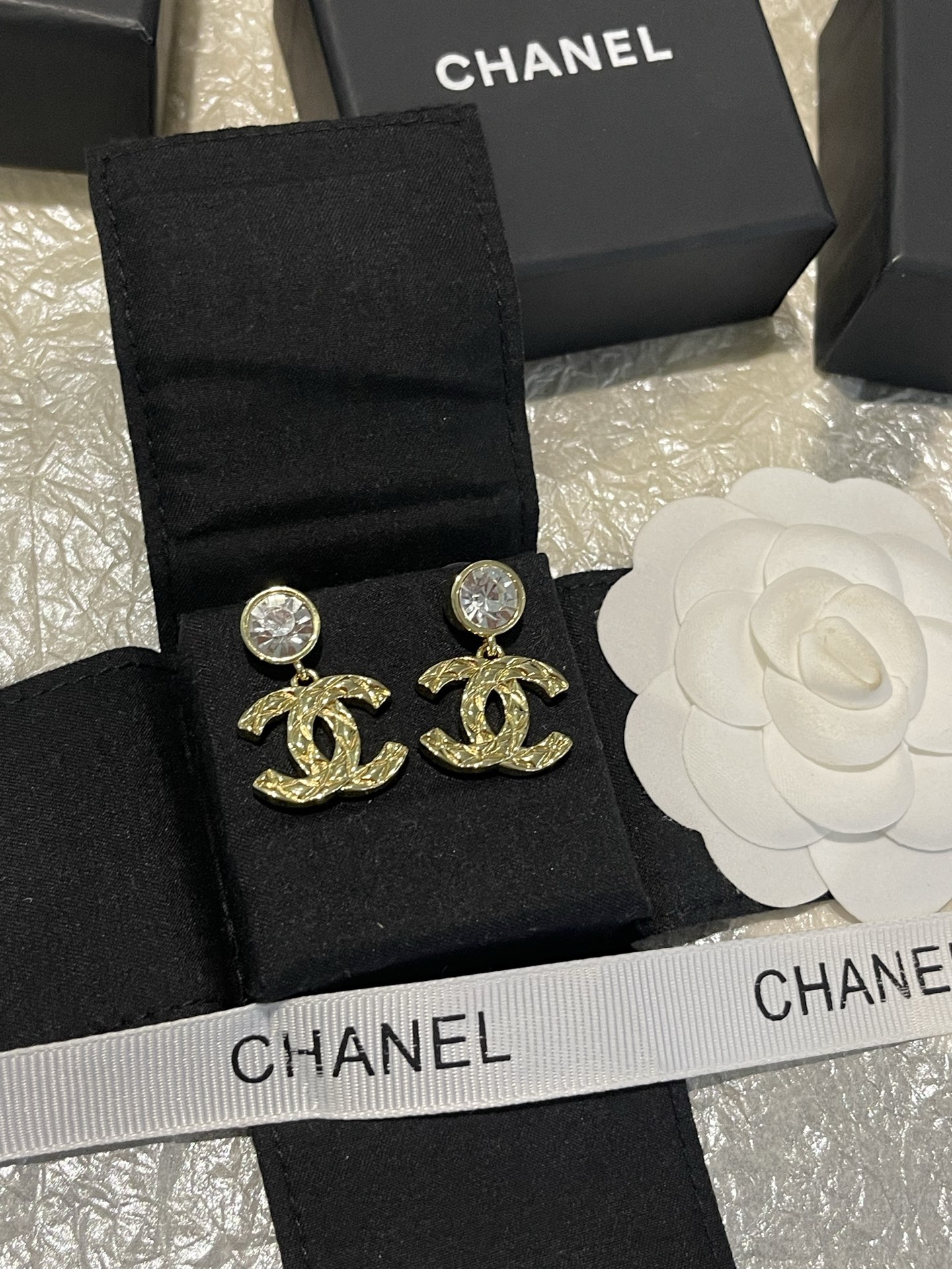 Chanel Chanel 圆钻吊坠菱格纹 光面浮雕耳环