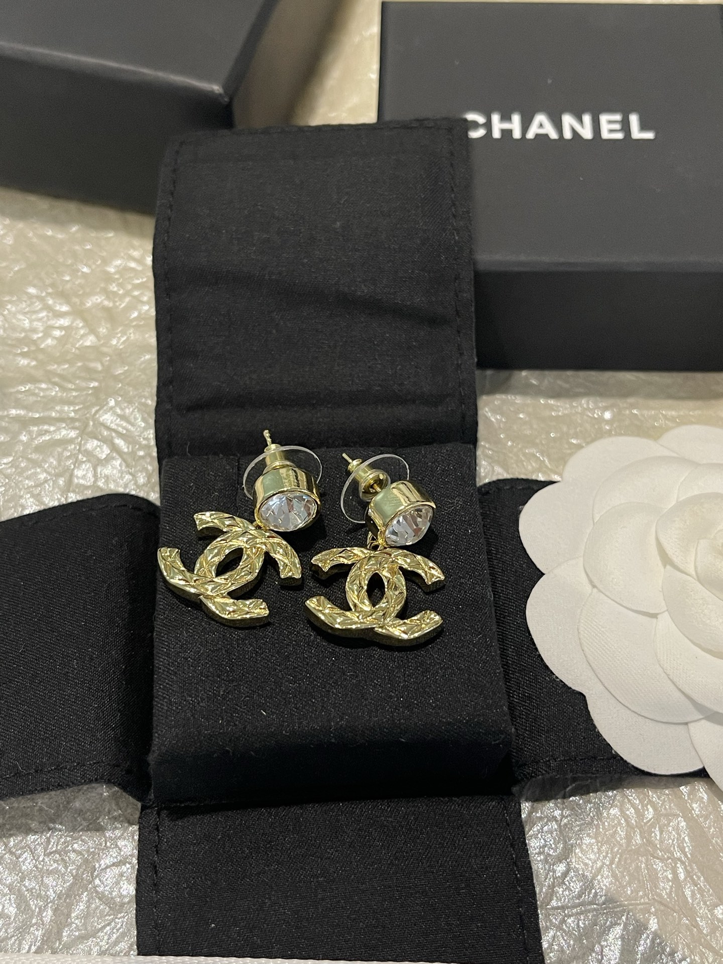 Chanel Chanel 圆钻吊坠菱格纹 光面浮雕耳环