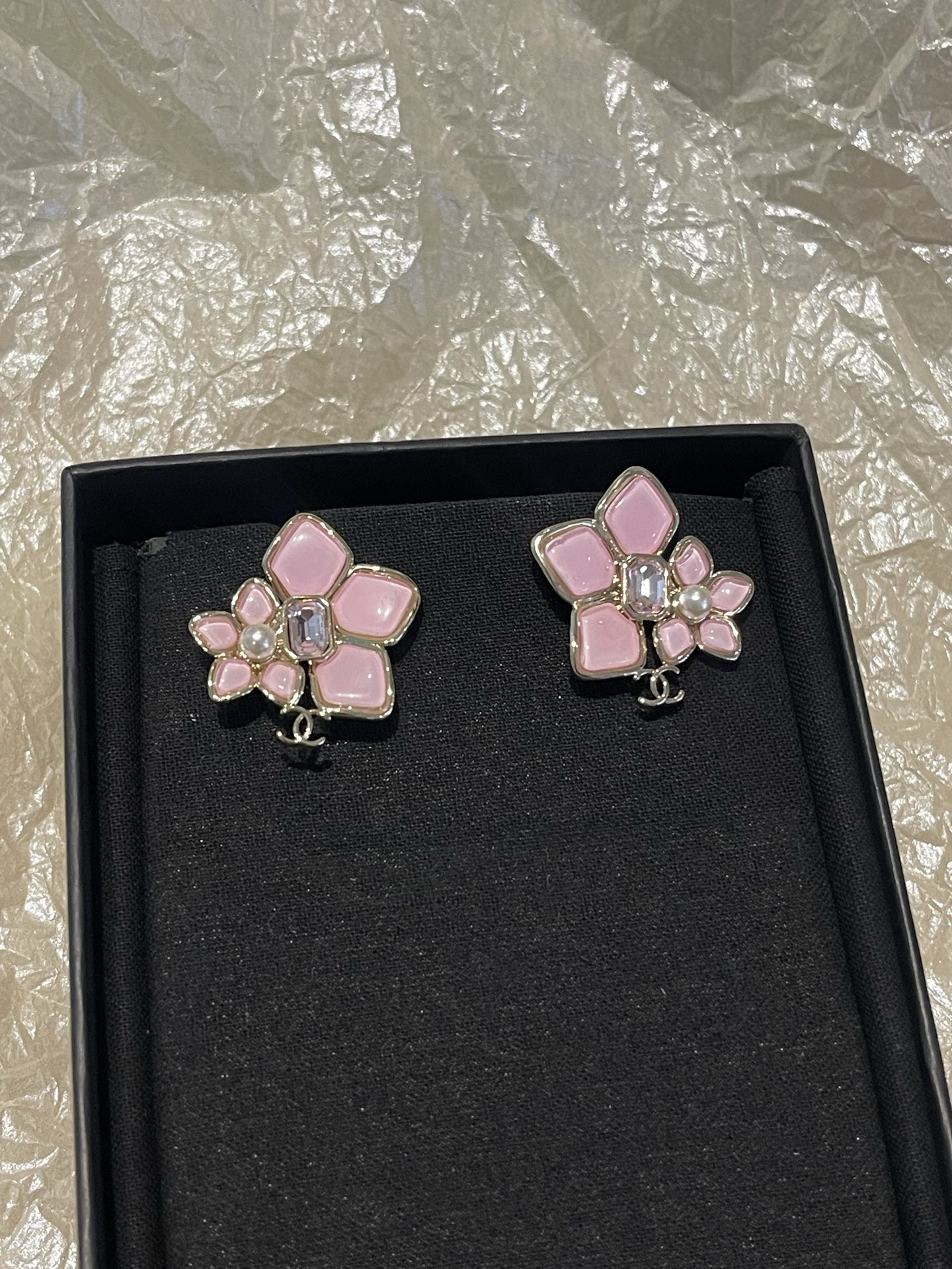 NO:754139,Xiaoxiang's new pink double flower resin square diamond pearl glossy earrings, Chanel earrings, chanel19860909小香新款 粉色双花树脂方钻 珍珠光面耳钉,香奈儿耳钉,chanel,Jewelry