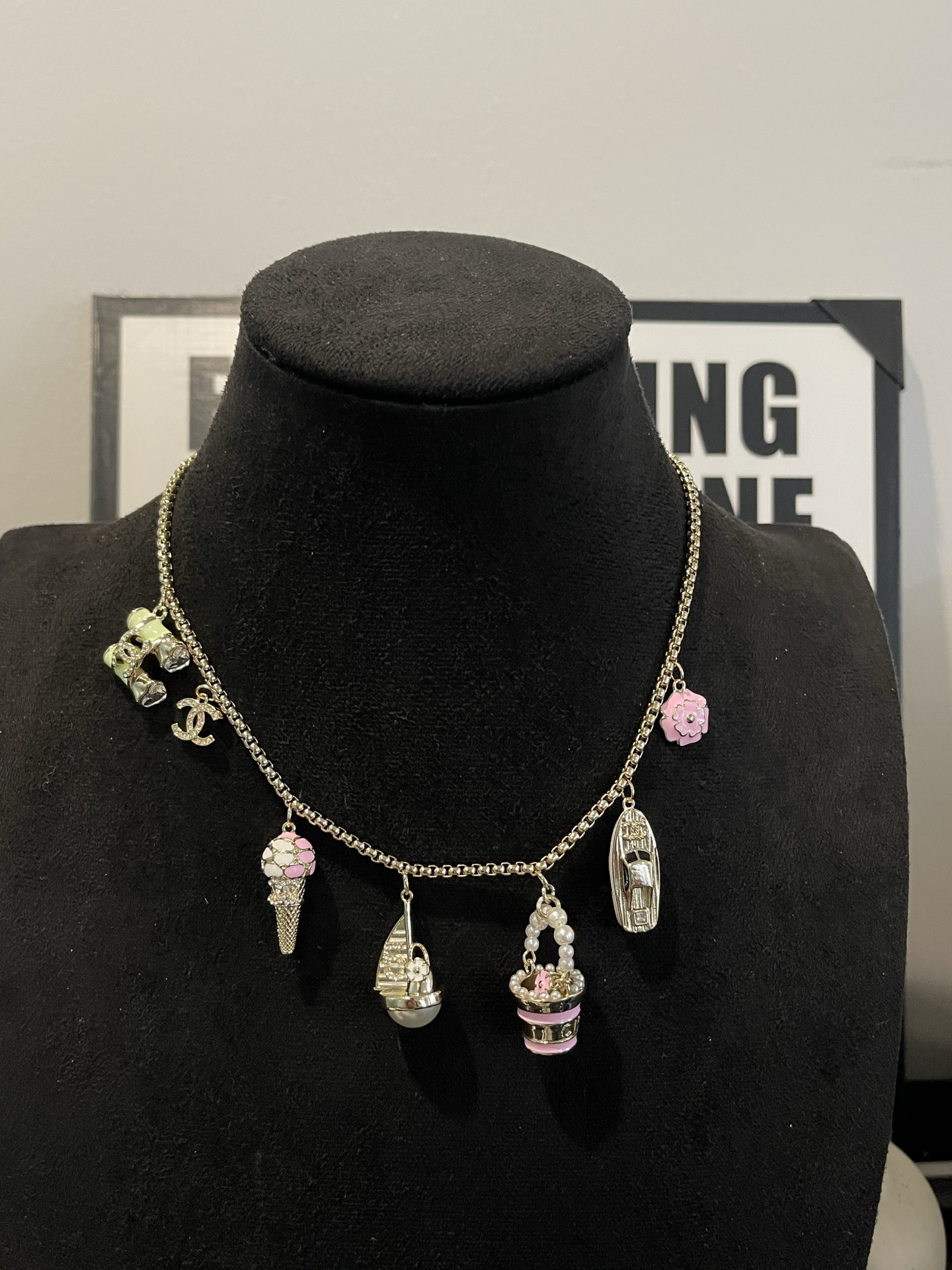 Collier CHANEL voilier glace multi-éléments pendentif