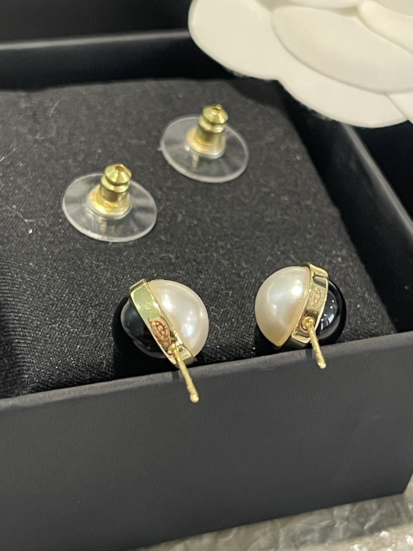 Chanel Chanel 黑白配色圆球 树脂珍珠耳钉
