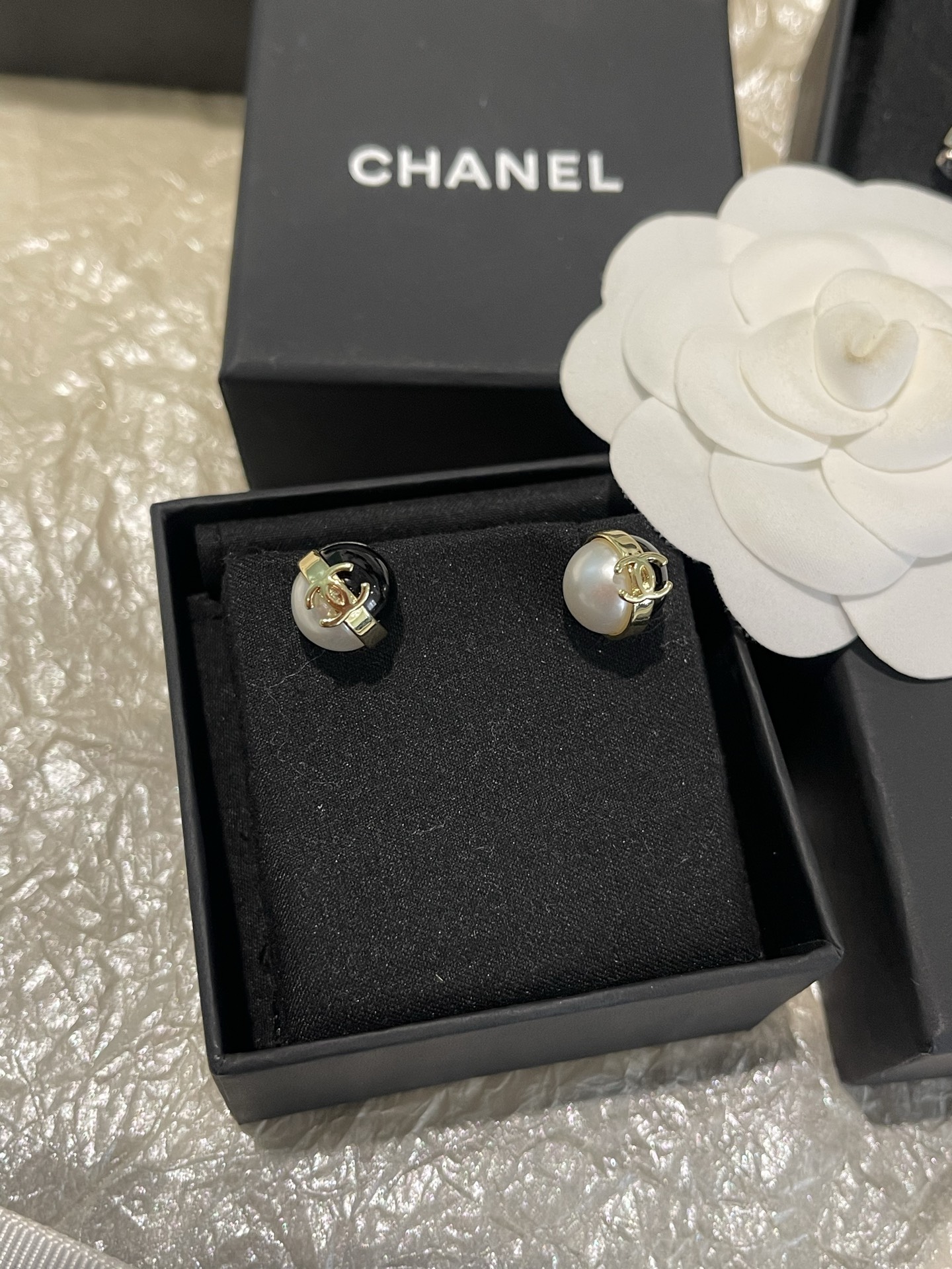 Chanel Chanel 黑白配色圆球 树脂珍珠耳钉