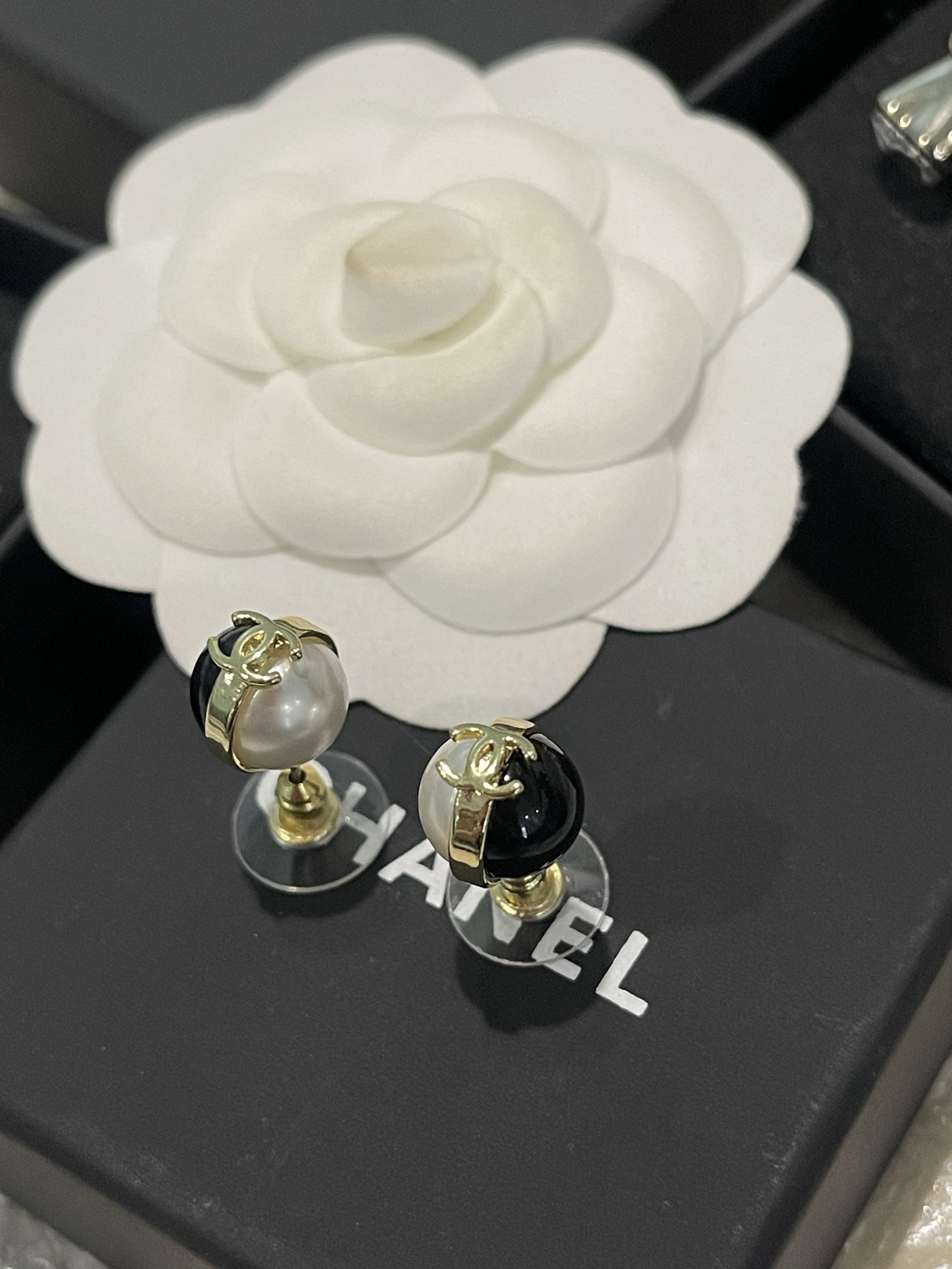 Chanel Chanel 黑白配色圆球 树脂珍珠耳钉