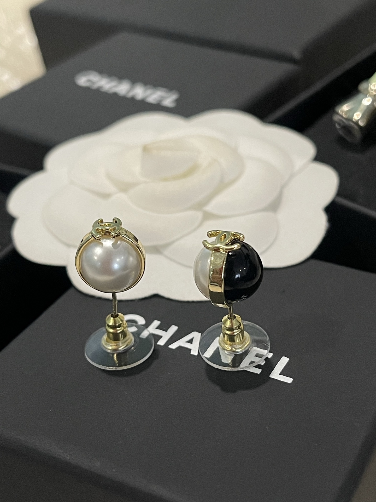 Chanel Chanel 黑白配色圆球 树脂珍珠耳钉
