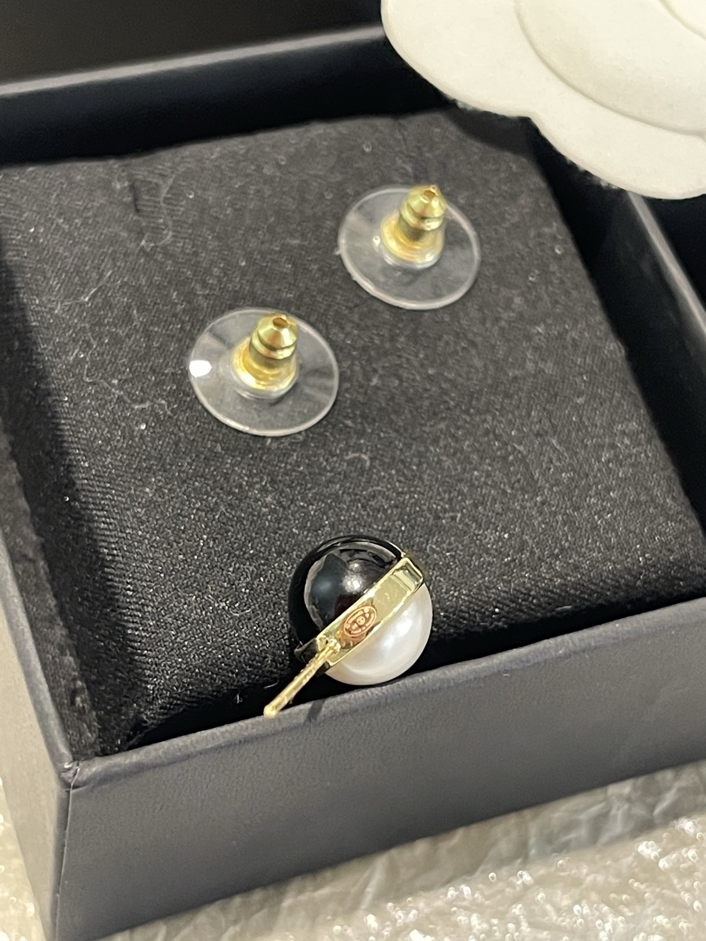 Chanel Chanel 黑白配色圆球 树脂珍珠耳钉