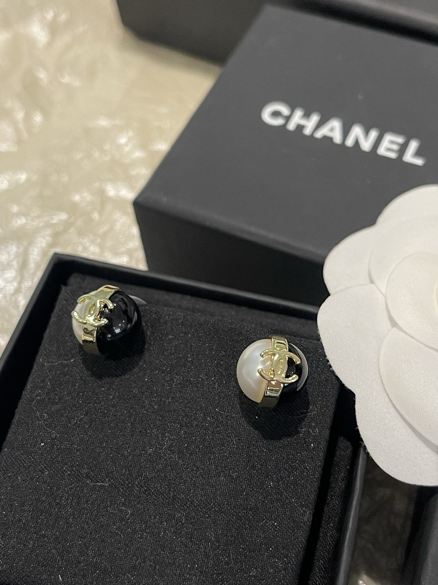 Chanel Chanel 黑白配色圆球 树脂珍珠耳钉