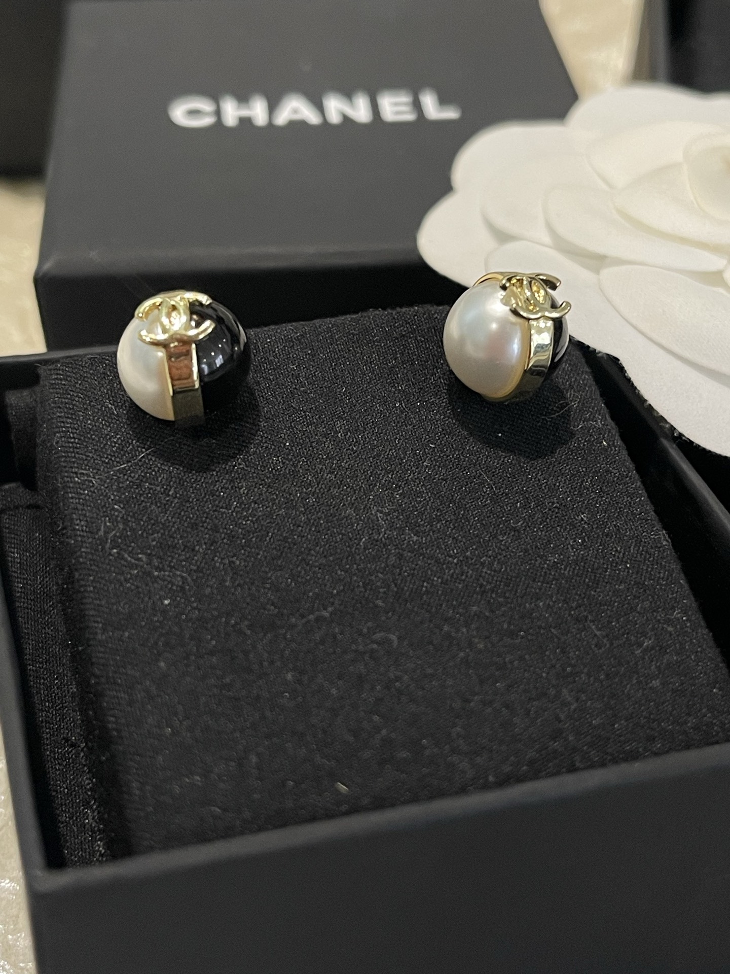 Chanel Chanel 黑白配色圆球 树脂珍珠耳钉