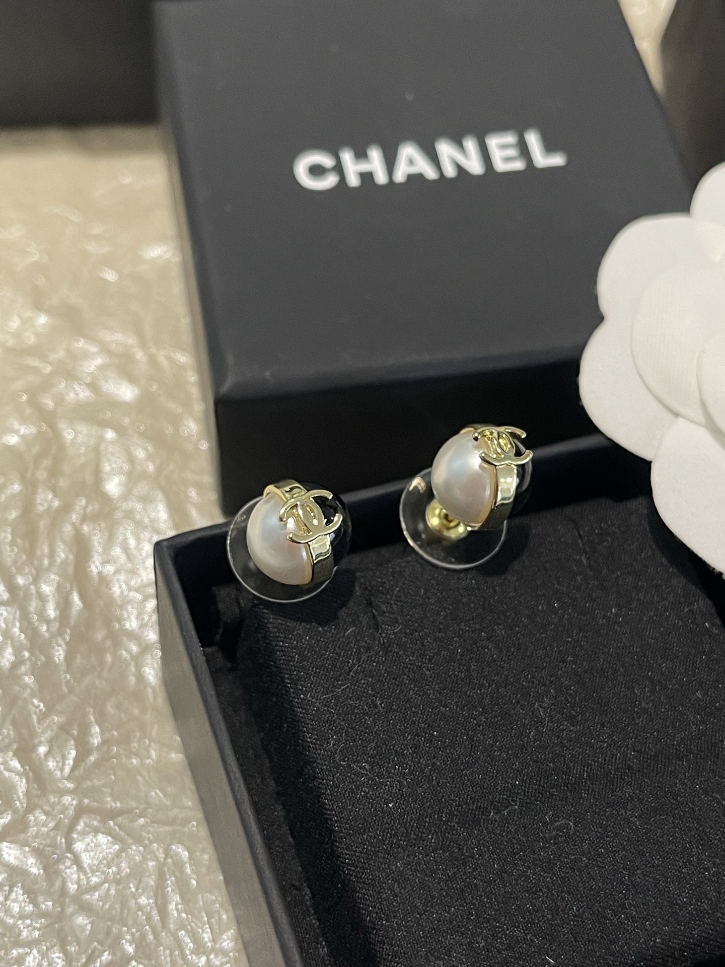 Chanel Chanel 黑白配色圆球 树脂珍珠耳钉