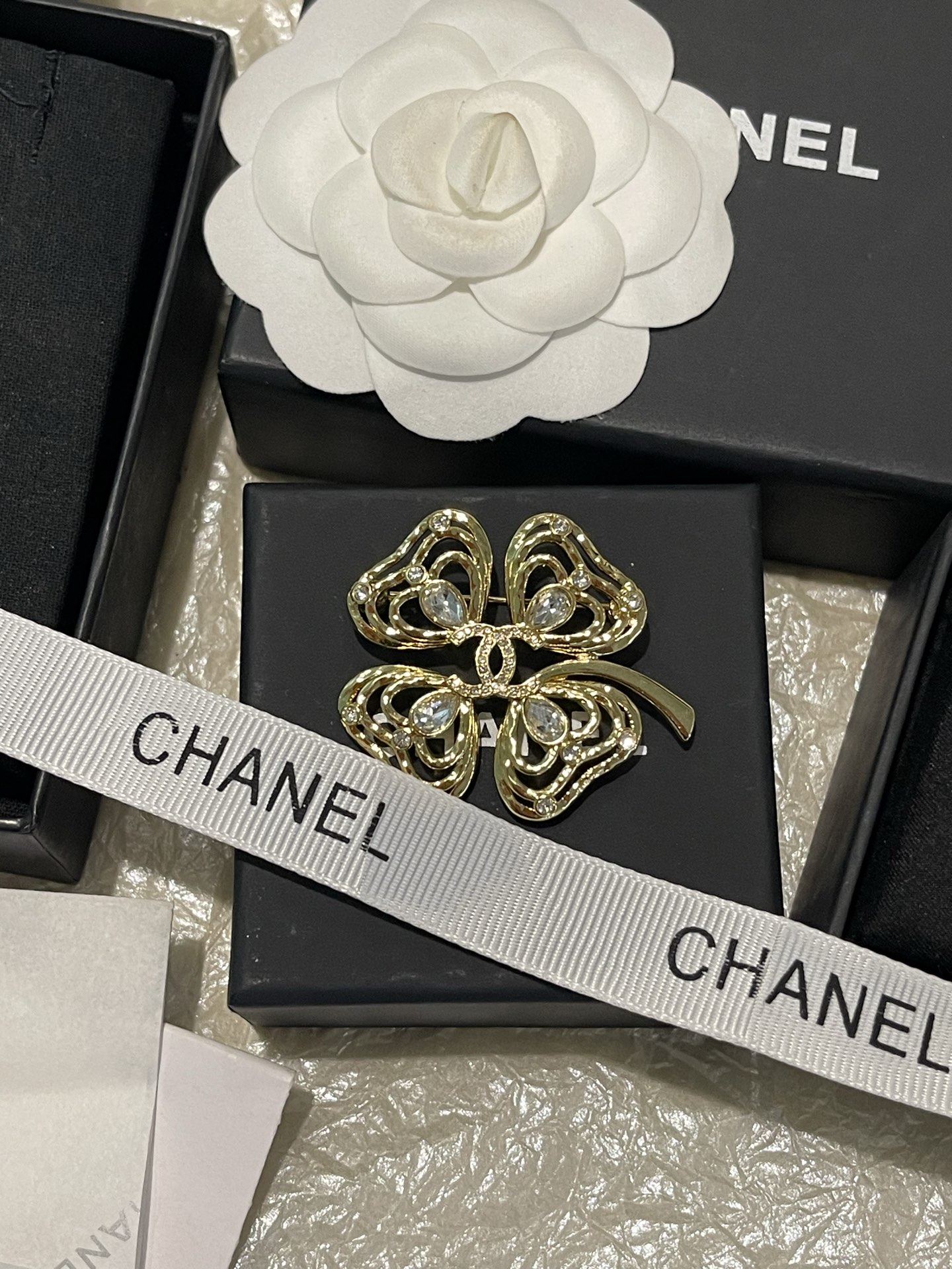 NO:766471,Xiaoxiang's new 26P retro hollow oval diamond four-leaf clover brooch, Chanel brooch, chanel, brooch, breastpin19860909小香新款 26P复古镂空椭圆钻四叶草胸针,香奈儿胸针,chanel,brooch，breastpin,Jewelry