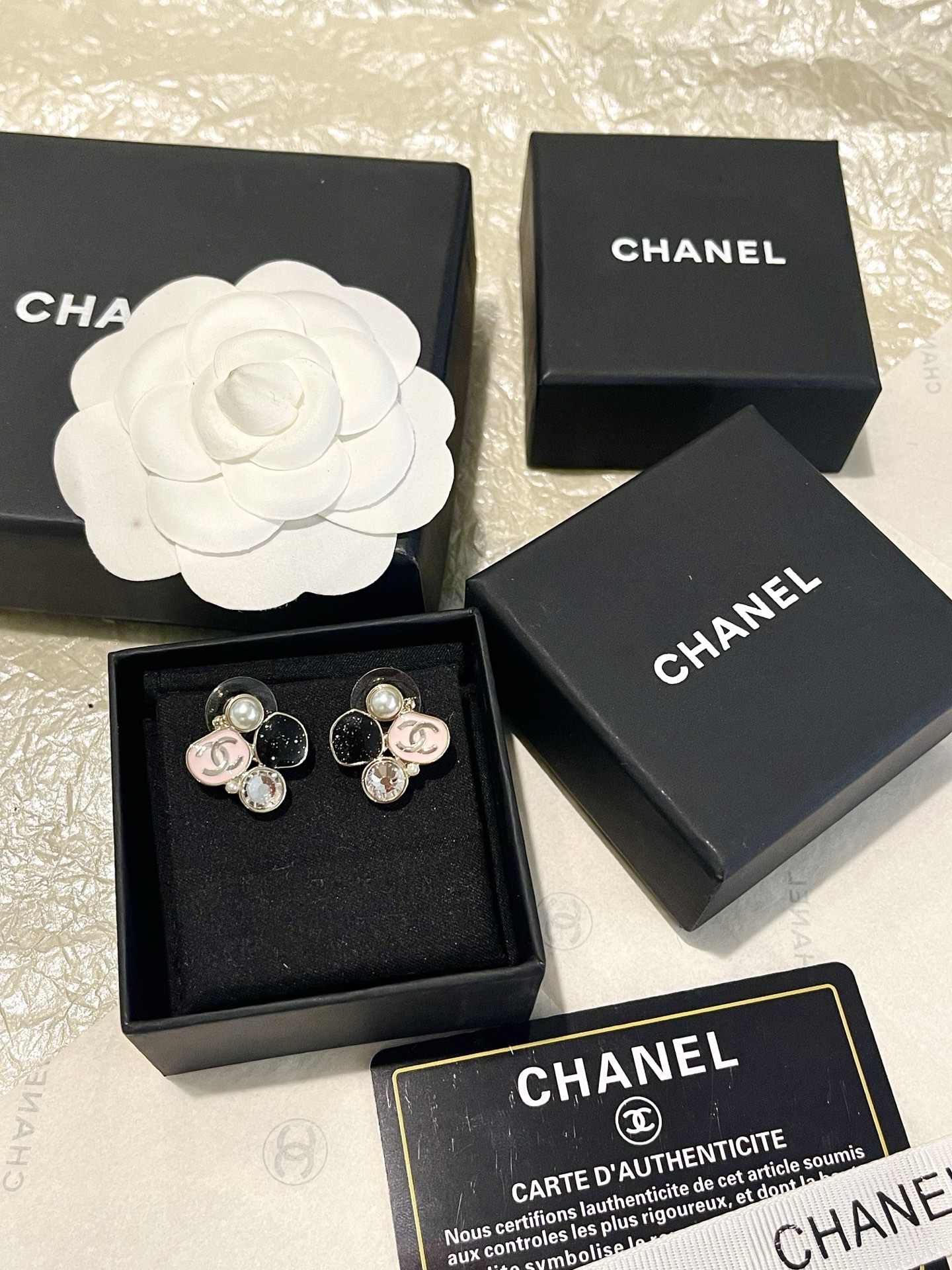 Chanel Chanel 异形黑粉拼接珐琅 圆钻珍珠耳钉