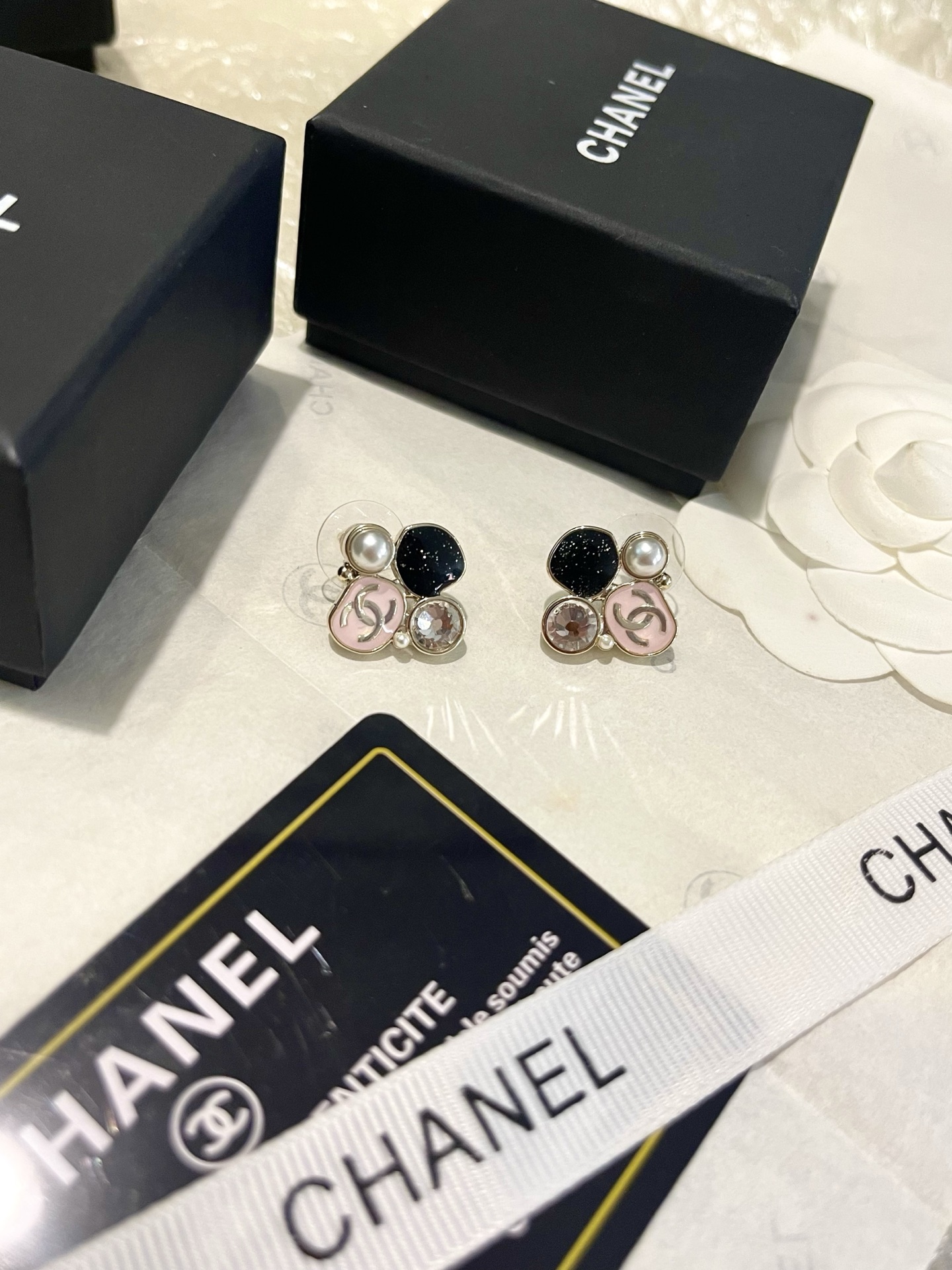 Chanel Chanel 异形黑粉拼接珐琅 圆钻珍珠耳钉