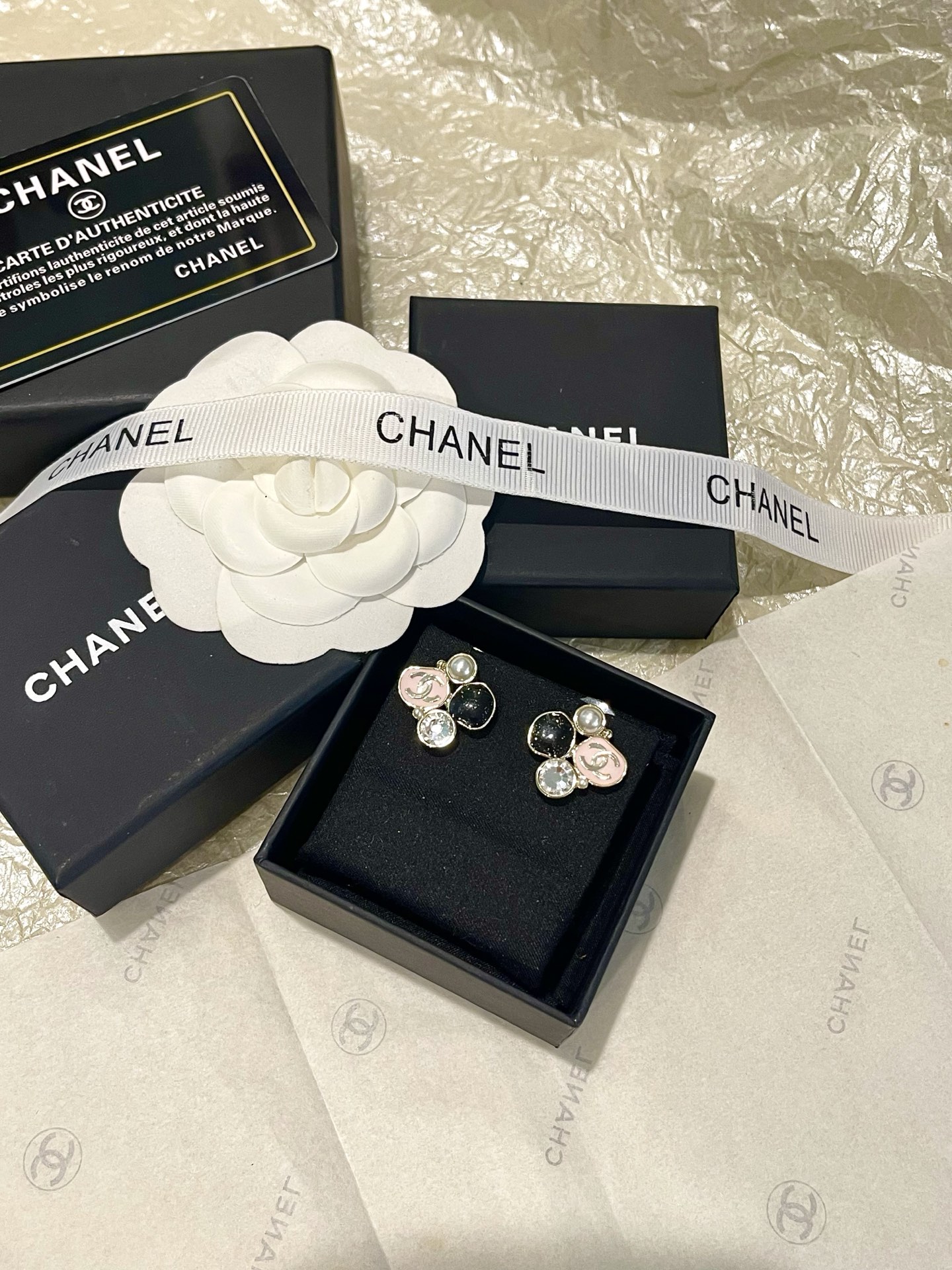 Chanel Chanel 异形黑粉拼接珐琅 圆钻珍珠耳钉
