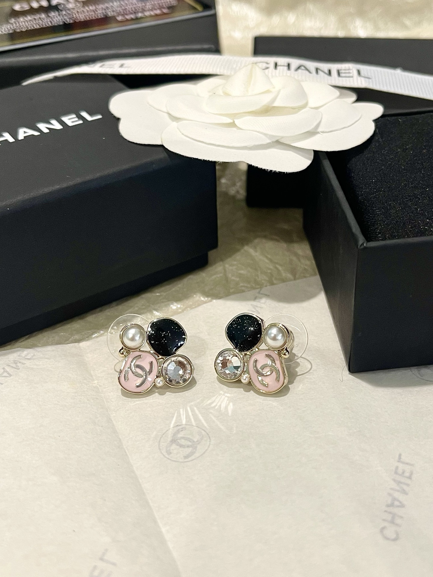 Chanel Chanel 异形黑粉拼接珐琅 圆钻珍珠耳钉