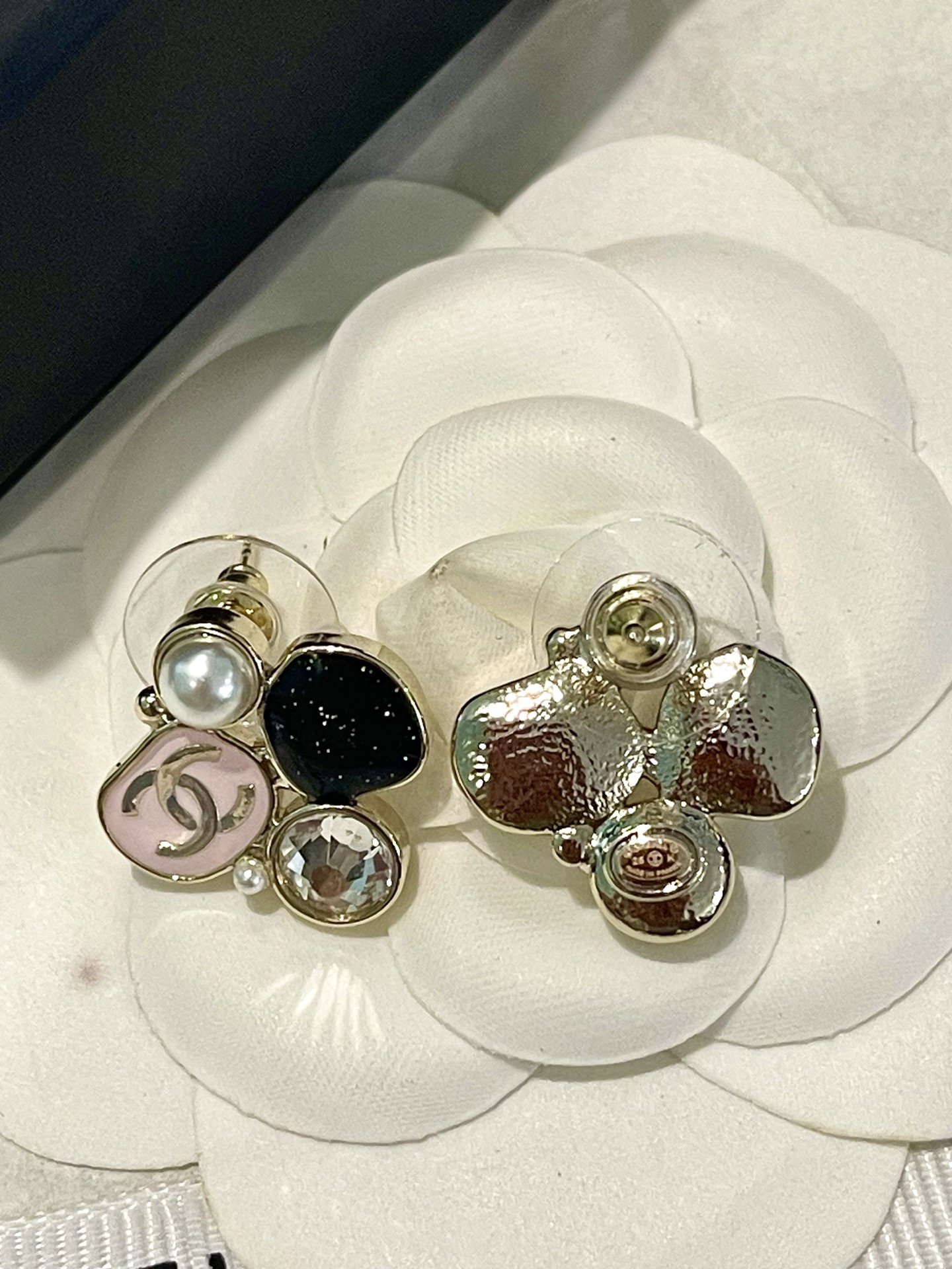 Chanel Chanel 异形黑粉拼接珐琅 圆钻珍珠耳钉