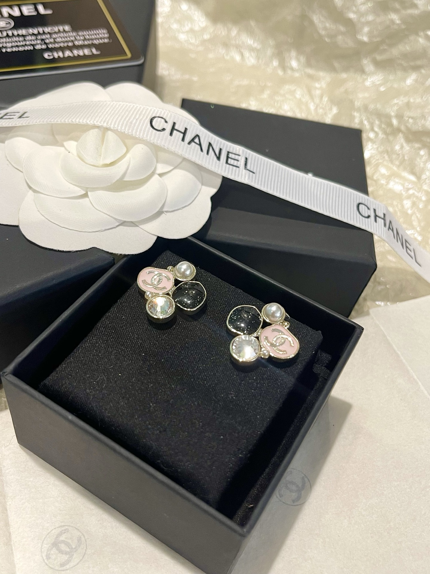 Chanel Chanel 异形黑粉拼接珐琅 圆钻珍珠耳钉
