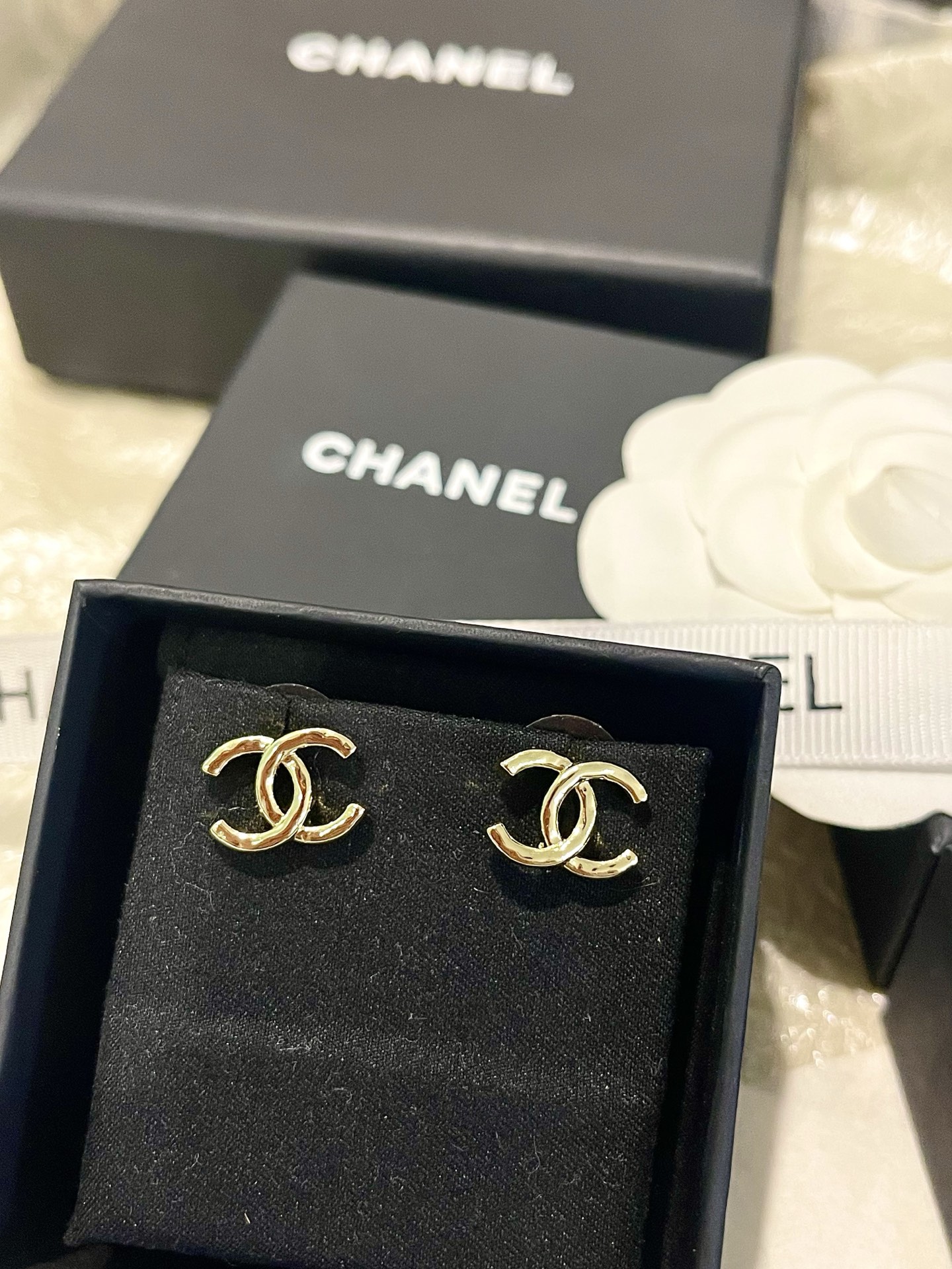 Boucles d'oreilles CHANEL double C dorées à motif ondulé