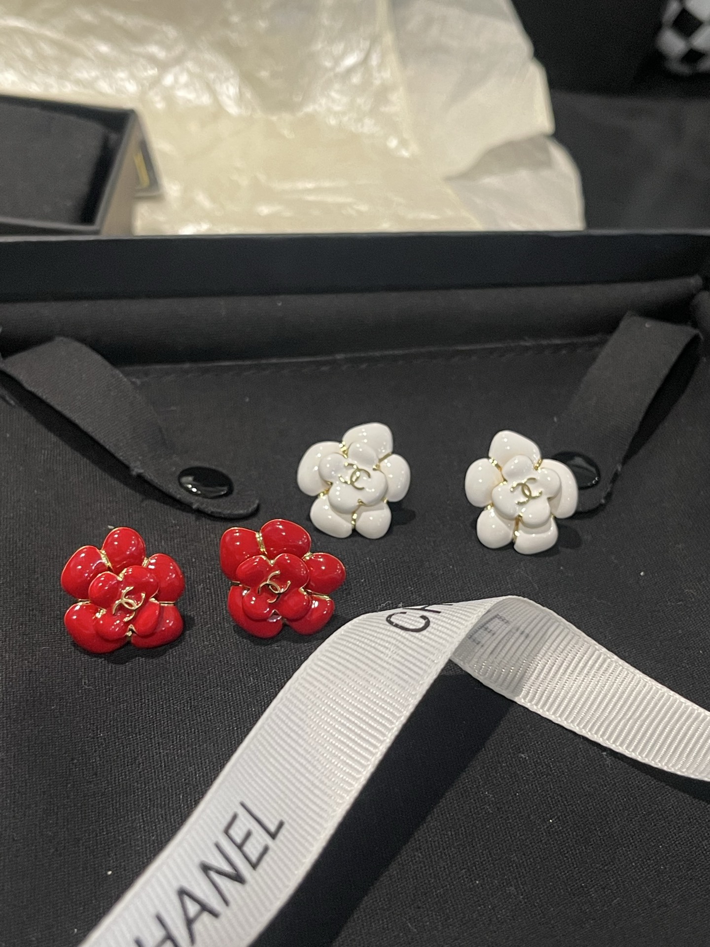 NO:858000,Xiaoxiang new 26p camellia red and white enamel flower earrings, Chanel earrings, chanel19860909小香新款26p山茶花红白色 珐琅花朵耳钉,香奈儿耳钉,chanel,Jewelry