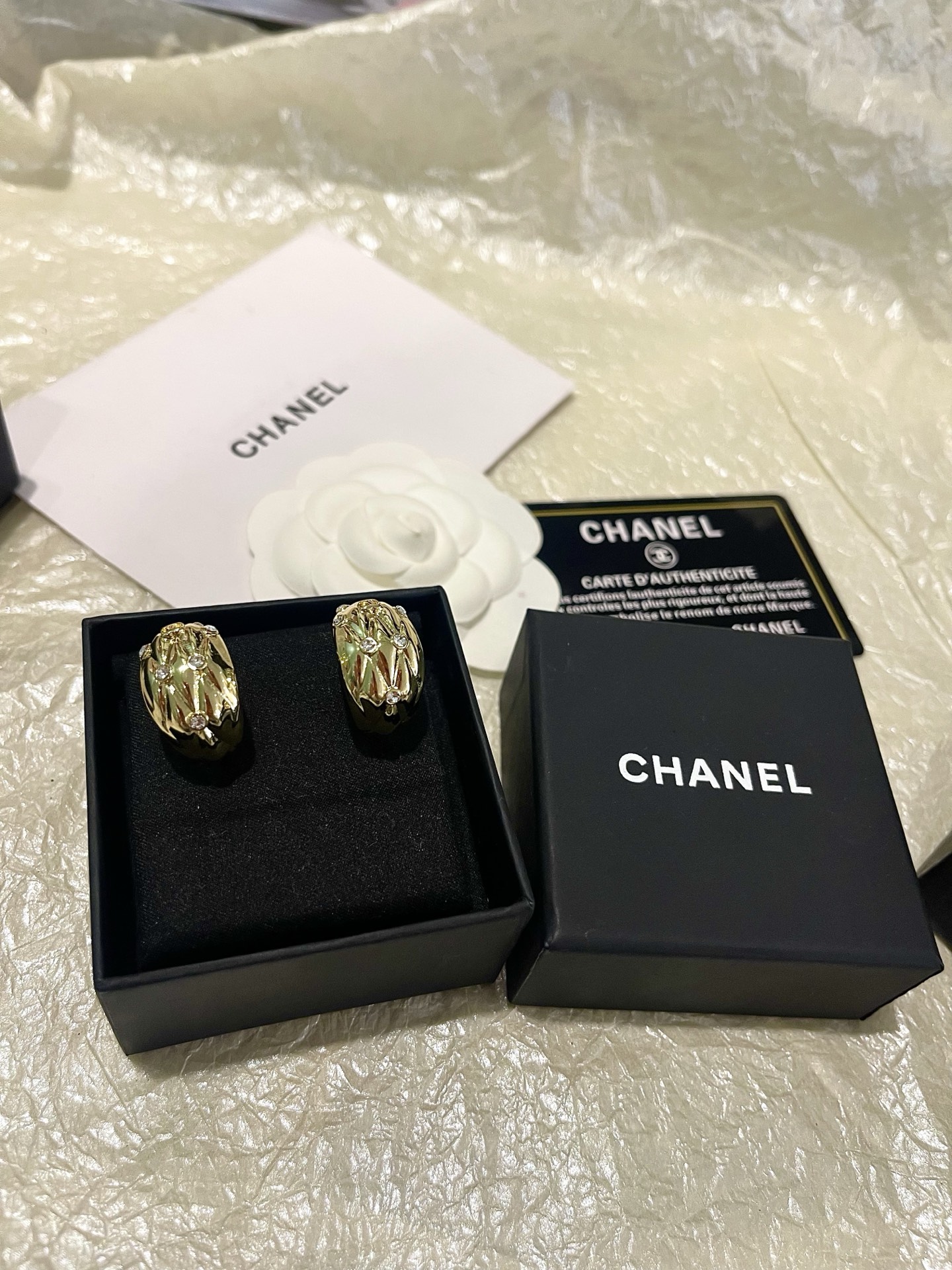 NO:881598,Xiaoxiang's new 26P full diamond diamond gold earrings, Chanel earrings, chanel, earrings19860909小香新款 26P满钻菱格纹 镶钻金色耳环,香奈儿耳钉,chanel,earrings,Jewelry