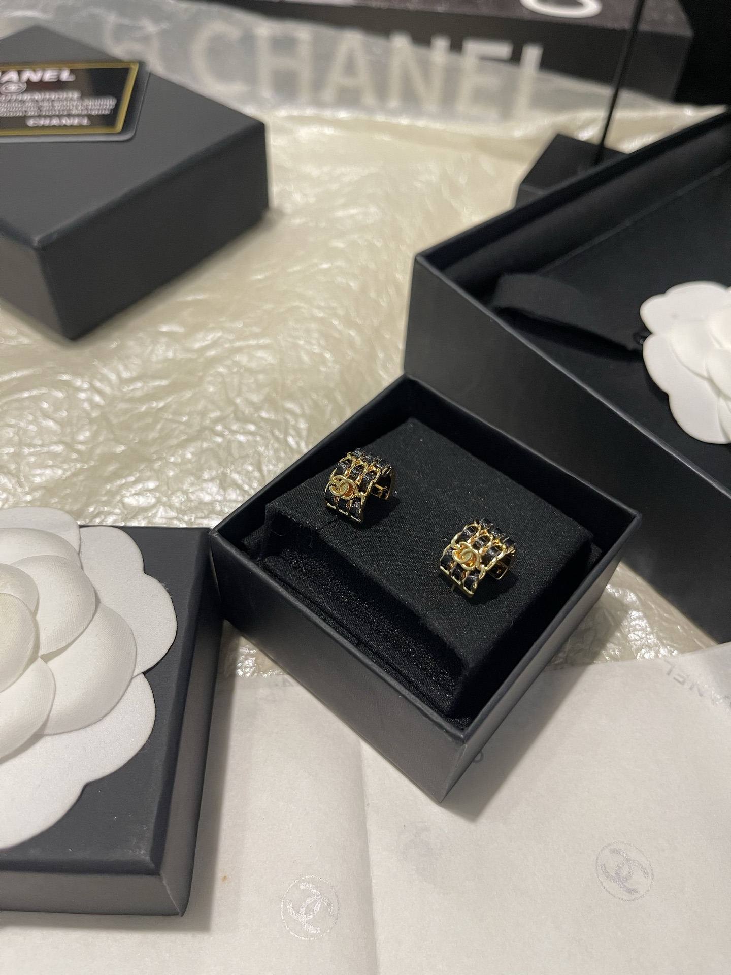 NO:881607,Xiaoxiang's new 26P three-layer leather wide half-circle mini earrings, Chanel earrings, chanel, earrings19860909小香新款 26P 三层穿皮 宽版半圈迷你版耳环,香奈儿耳钉,chanel,earrings,Jewelry