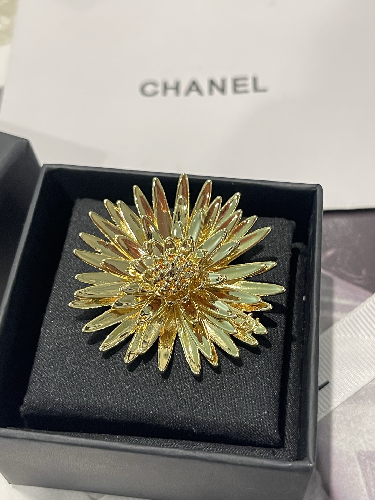 NO:816912,Xiaoxiang 26P new glossy flower golden chrysanthemum brooch, Chanel brooch, chanel, brooch, breastpin19860909小香26P新款光面 花朵金色菊花胸针,香奈儿胸针,chanel,brooch，breastpin,Jewelry