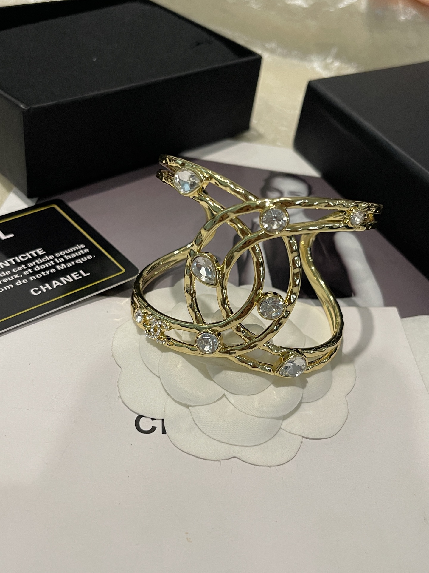 NO:881627,Xiaoxiang 26P new style hollow diamond pattern water drop diamond wide bracelet, Chanel bracelet, chanel, bracelet19860909小香26P新款 镂空菱格纹水滴钻宽手镯,香奈儿手镯,chanel,bracelet,Jewelry