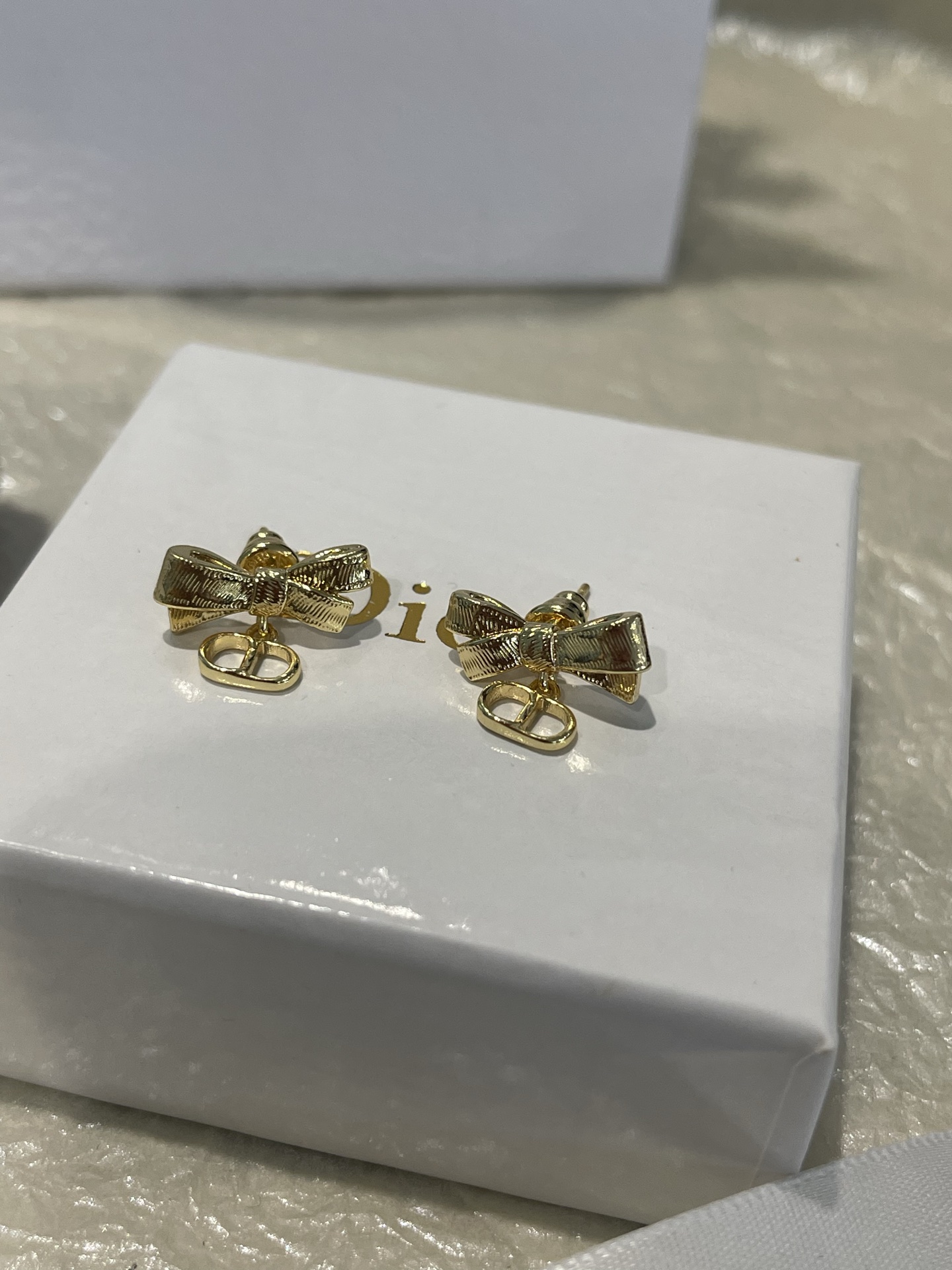 NO:881623,Dijia new brushed pattern bow CD letter pendant earrings, Dior earrings, dior, dior, earrings19860909迪家 新款 拉丝纹 蝴蝶结CD 字母吊坠耳环,Dior耳钉,dior,dior,earrings,Jewelry
