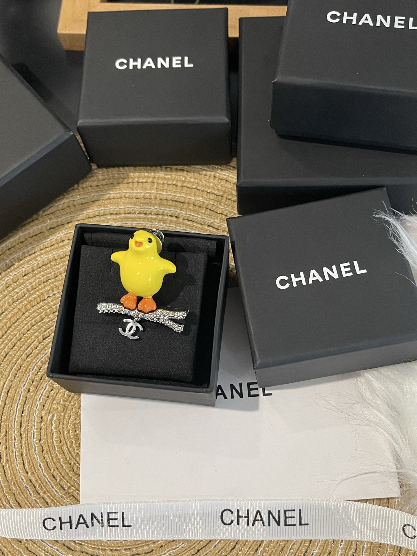 NO:857792,Xiaoxiang 26P new yellow enamel small yellow chicken brooch, Chanel brooch, chanel, brooch, breastpin19860909小香26P新款 黄色珐琅小黄鸡胸针,香奈儿胸针,chanel,brooch，breastpin,Jewelry
