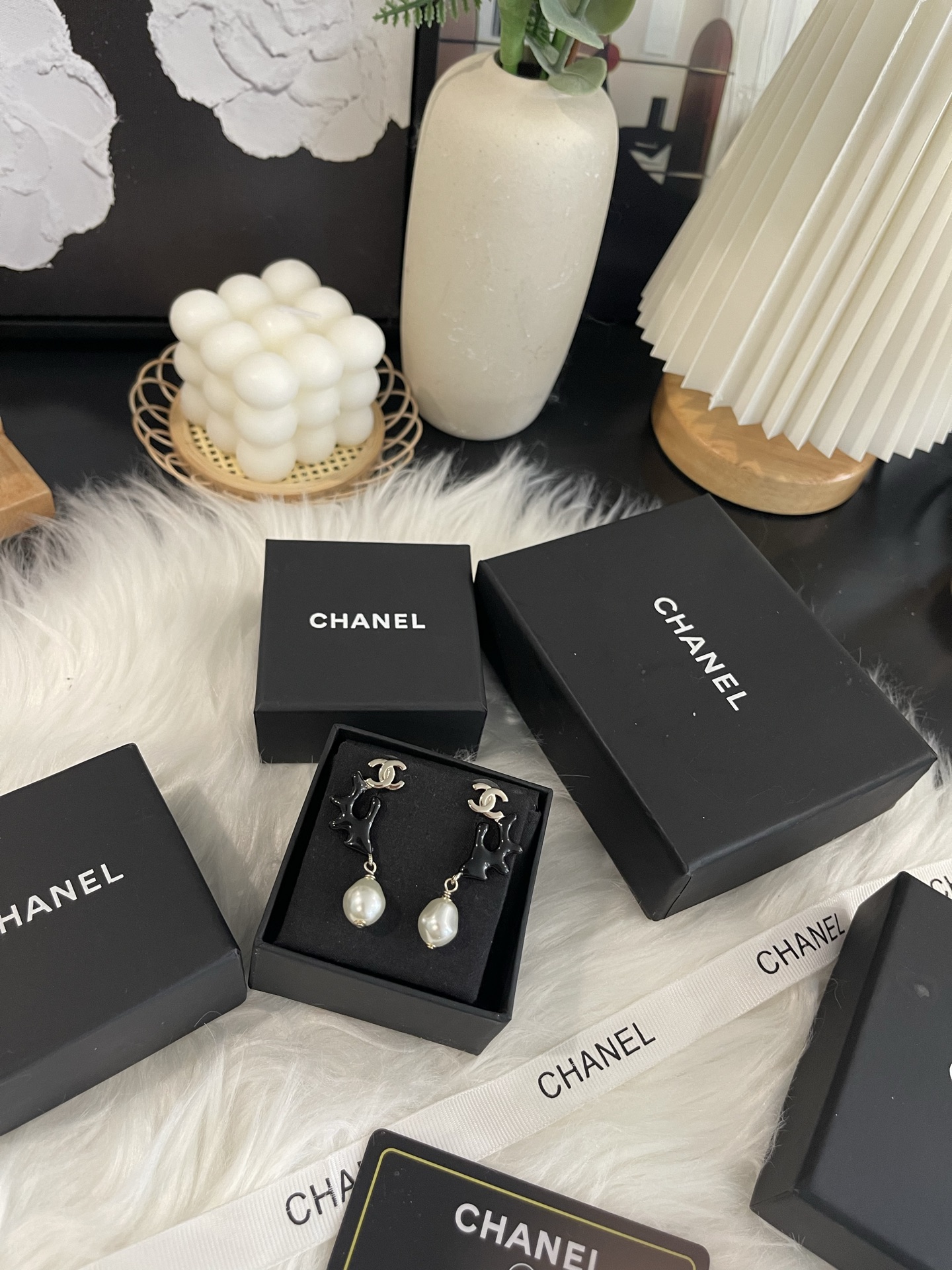 NO:857872,Xiaoxiang's new black resin branch shaped pearl pendant earrings black/red, Chanel earrings, chanel19860909小香新款 黑色树脂树枝 异形珍珠吊坠耳钉 黑色/红色,香奈儿耳钉,chanel,Jewelry