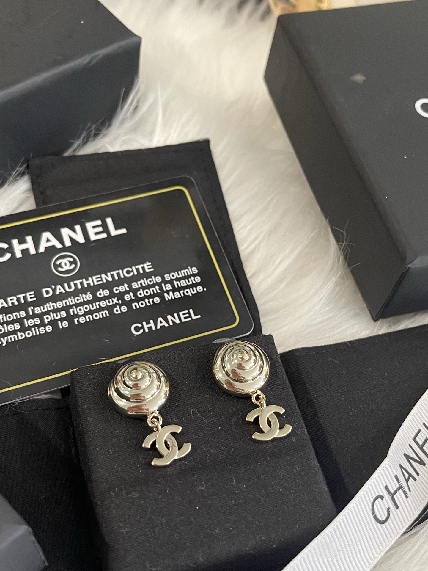 NO:857989,Xiaoxiang's new threaded gold glossy double C pendant earrings, Chanel earrings, chanel, earrings19860909小香新款 螺纹金色光面双C吊坠耳环,香奈儿耳钉,chanel,earrings,Jewelry