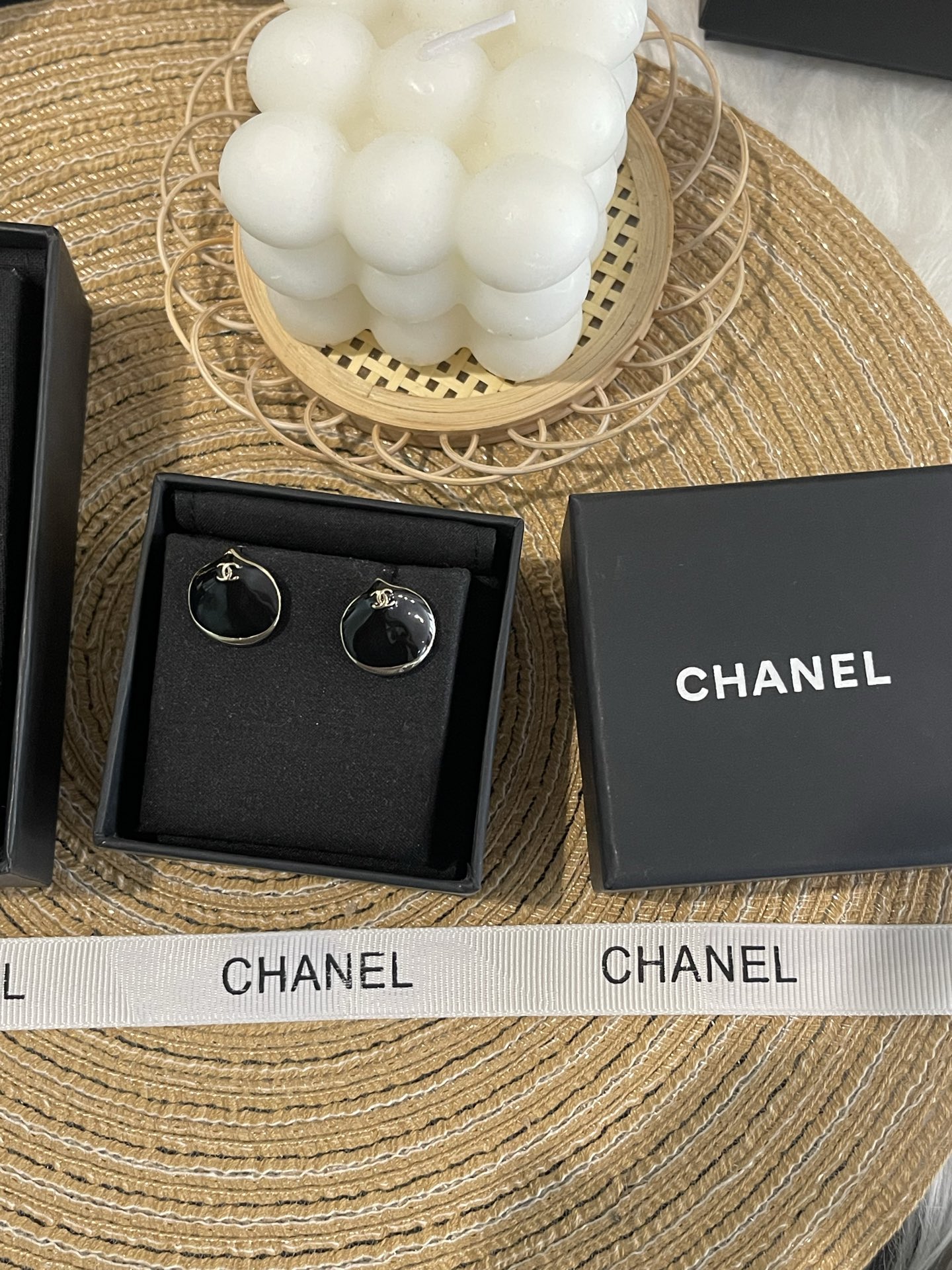 NO:857840,Xiaoxiang's new shell fan-shaped black resin earrings, Chanel earrings, chanel19860909小香新款 贝壳 扇形 黑色树脂耳钉,香奈儿耳钉,chanel,Jewelry