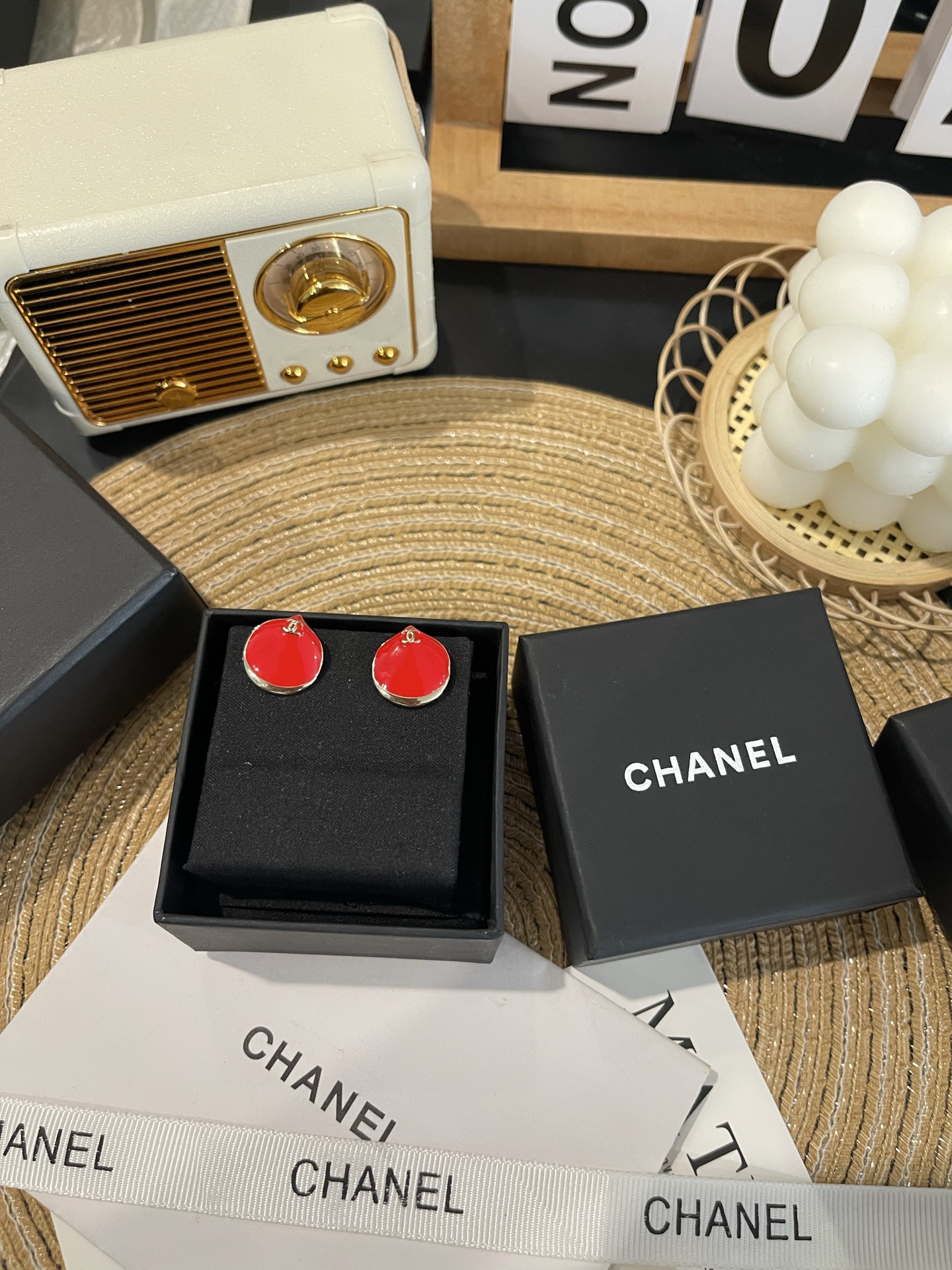 NO:857894,Xiaoxiang new shell fan-shaped red resin earrings, Chanel earrings, chanel19860909小香新款 贝壳 扇形 红色树脂耳钉,香奈儿耳钉,chanel,Jewelry