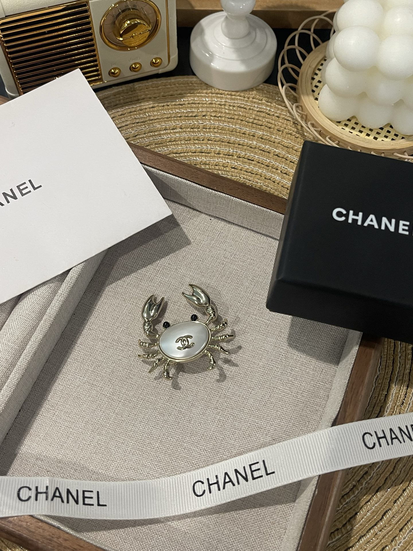NO:857969,Xiaoxiang new crab style large pearl resin crab brooch, Chanel brooch, chanel, brooch, breastpin19860909小香新款 螃蟹款大珍珠 树脂螃蟹胸针,香奈儿胸针,chanel,brooch，breastpin,Jewelry