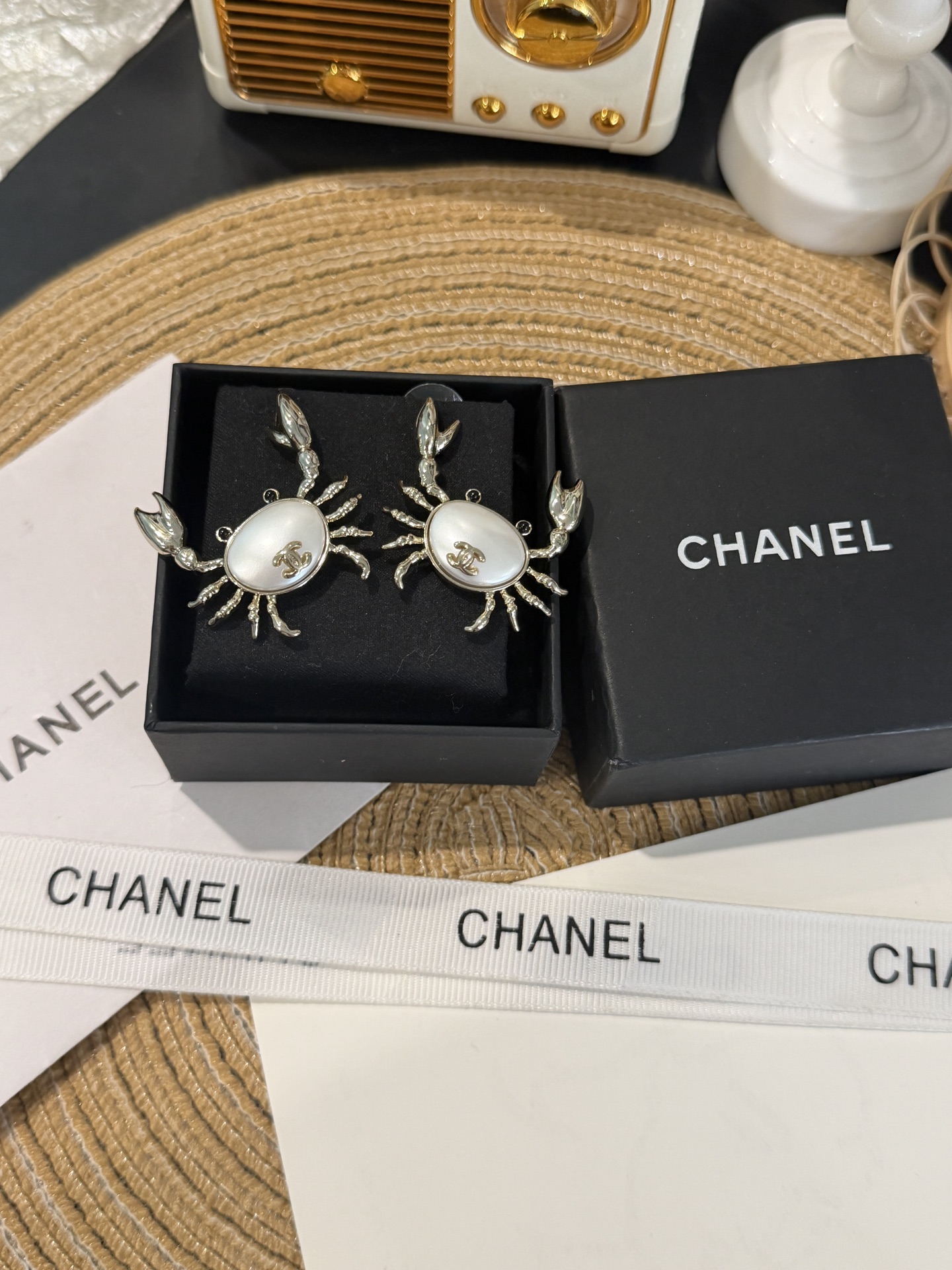 NO:881583,Xiaoxiang's new 26 pearl crab seafood series earrings, Chanel earrings, chanel19860909小香新款26珍珠螃蟹 海鲜系列耳钉,香奈儿耳钉,chanel,Jewelry