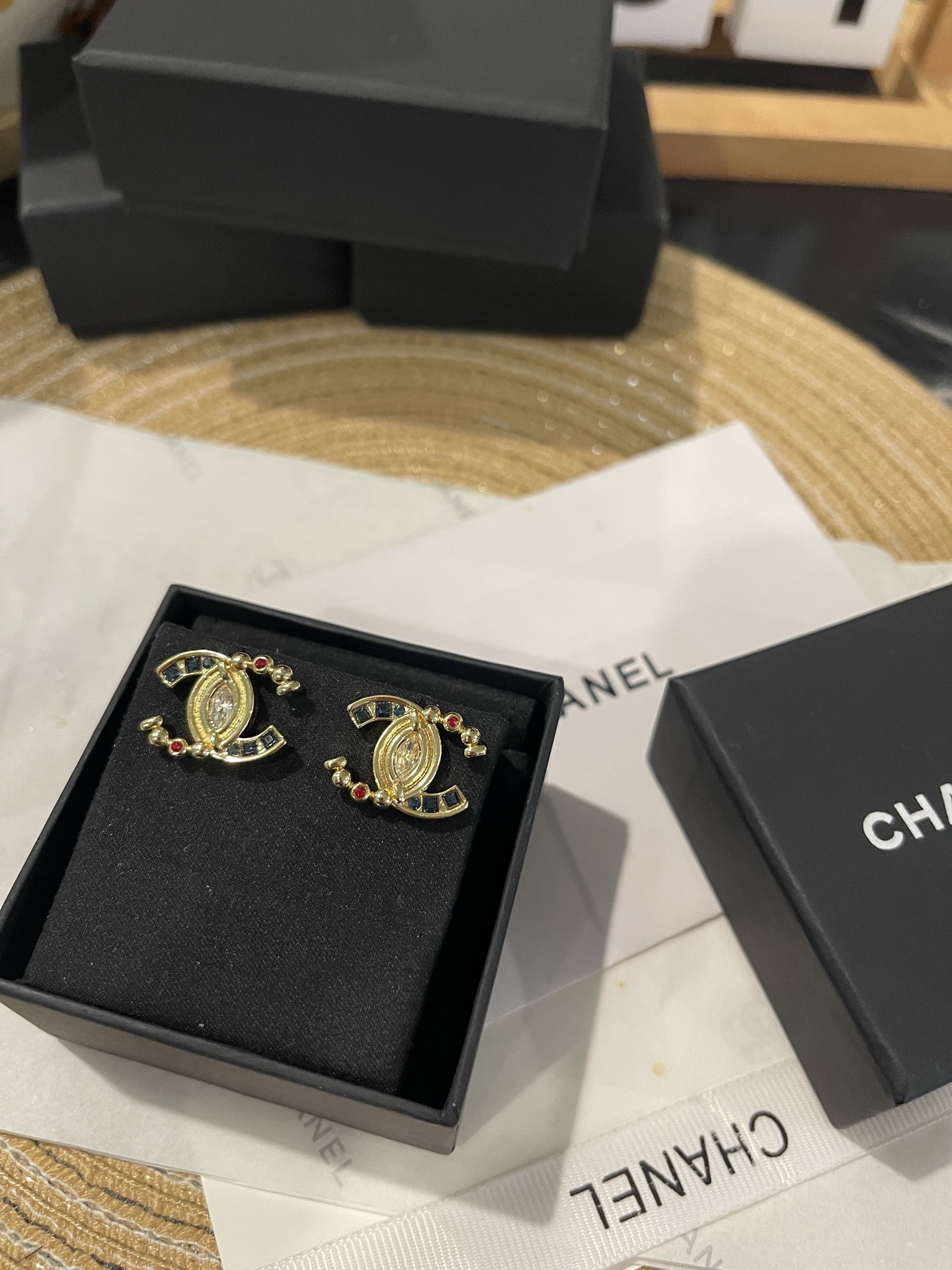 NO:895967,Xiaoxiang's new oval diamond, relief square diamond, asymmetric double C earrings, Chanel earrings, chanel19860909小香新款椭圆钻 浮雕方钻 不对称双C耳钉,香奈儿耳钉,chanel,Jewelry