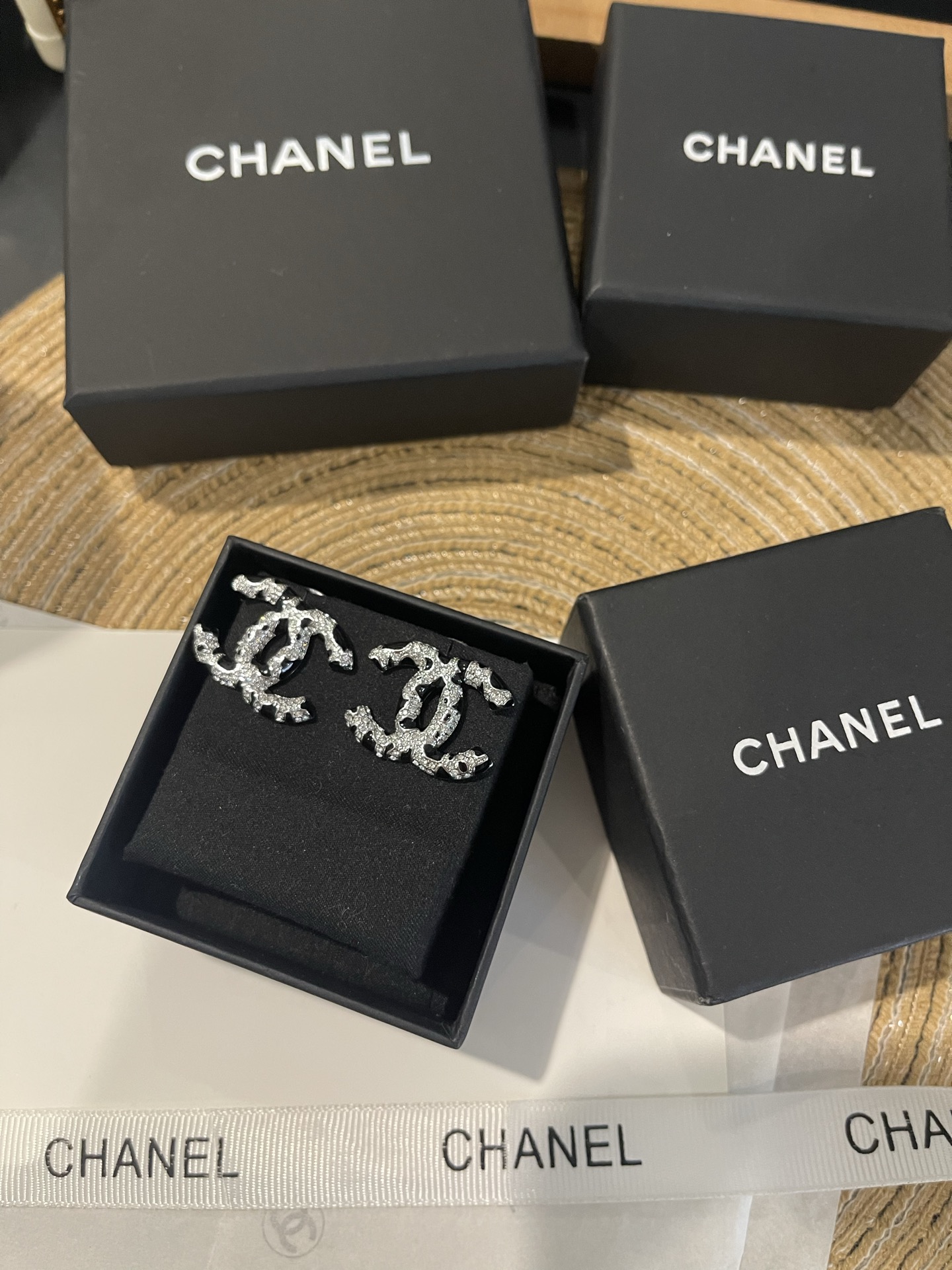 NO:895971,Xiaoxiang's new black and white stitching leopard print oil-drip diamond silver earrings, Chanel earrings, chanel19860909小香新款黑白拼接豹纹款 滴油镶钻银色耳钉,香奈儿耳钉,chanel,Jewelry
