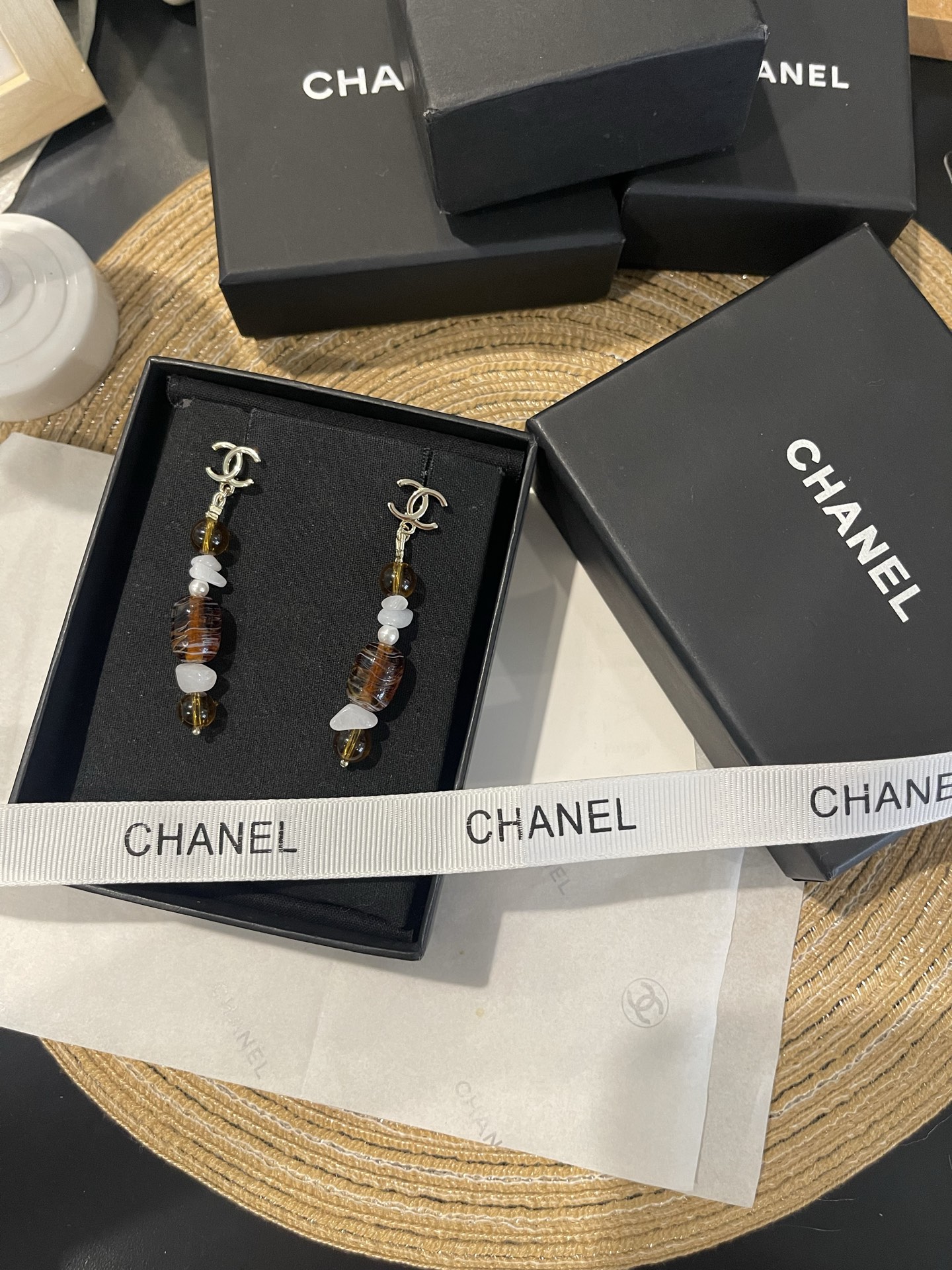 NO:895963,Xiaoxiang's new amber shaped pearl pendant long earrings, Chanel earrings, chanel, earrings19860909小香新款琥珀色异形珍珠 吊坠长款耳环,香奈儿耳钉,chanel,earrings,Jewelry