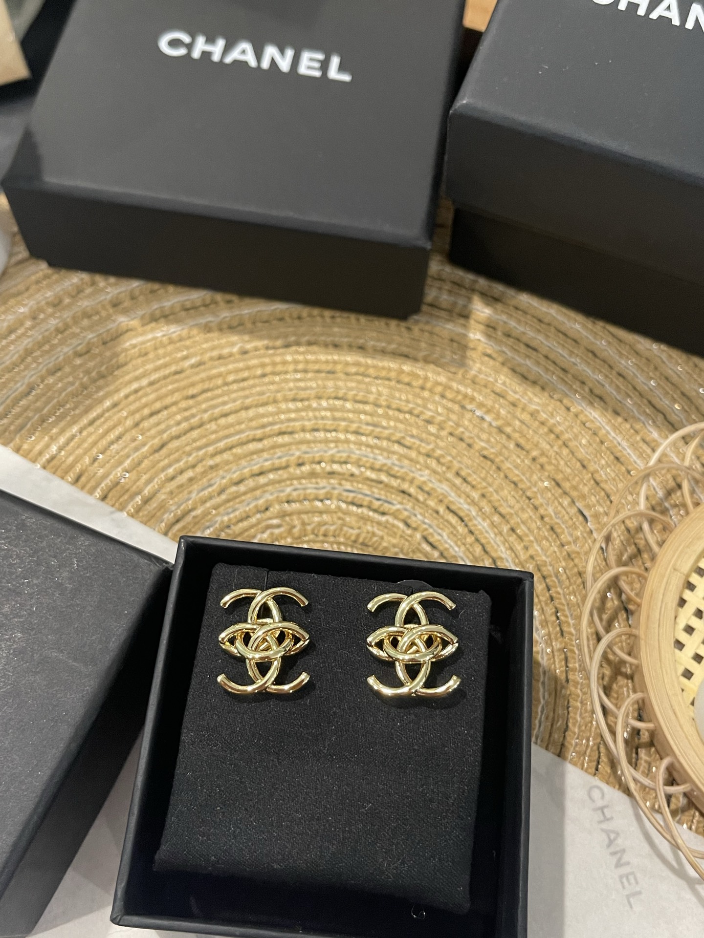NO:921582,Xiaoxiang's new 26A golden glossy superimposed double c earrings, Chanel earrings, chanel19860909小香新款26A 金色光面叠加双c耳钉,香奈儿耳钉,chanel,Jewelry