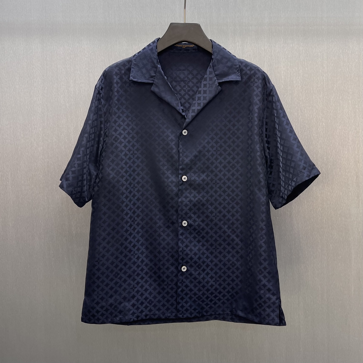 P175 🧧LU Camisa corta de jacquard nacarado Talla: S-XL Esta camisa corta de jacquard refleja un brillo sutil y resalta…