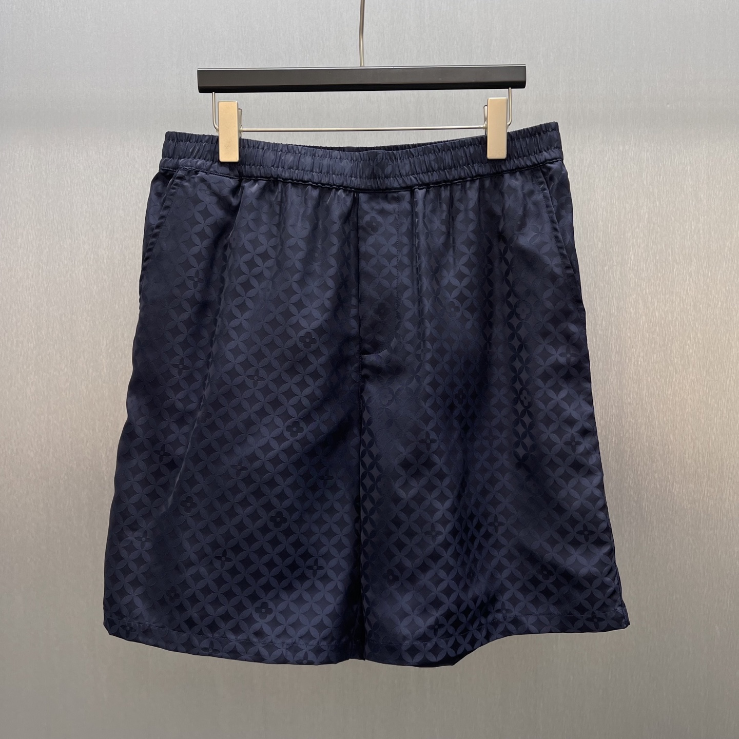 P165 🧧LU Pantalones cortos de jacquard nacarado Talla: S-XL Estos pantalones cortos continúan el diseño de la serie de…
